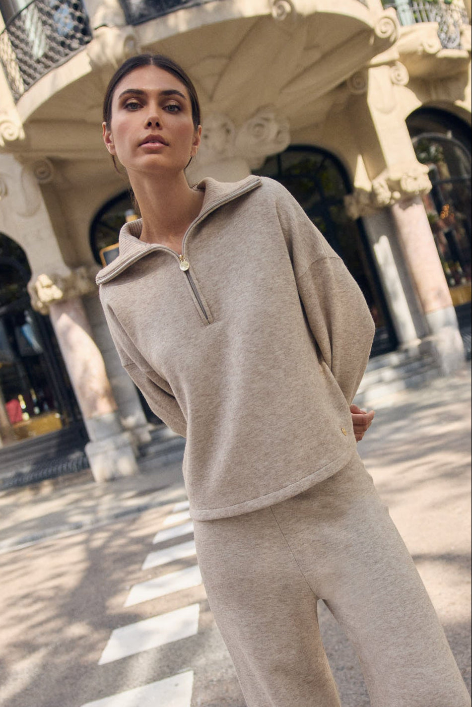 Suéter quente com gola de zíper na cor bege