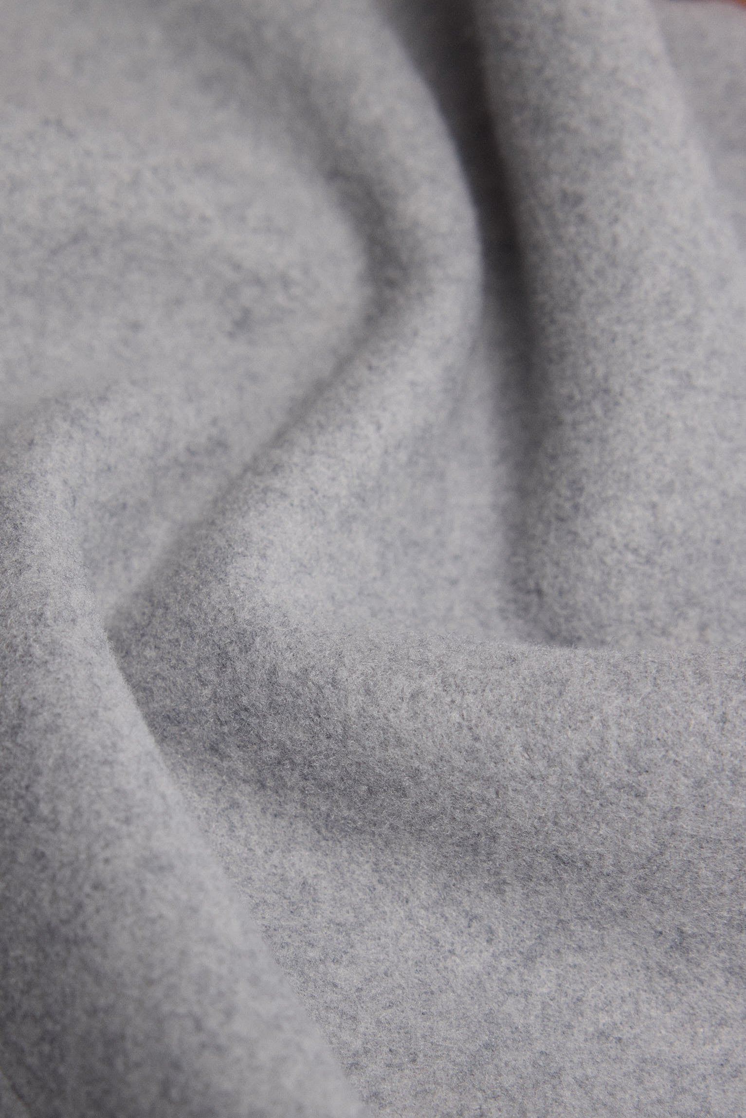 Suéter cinza estruturado e quente com gola redonda