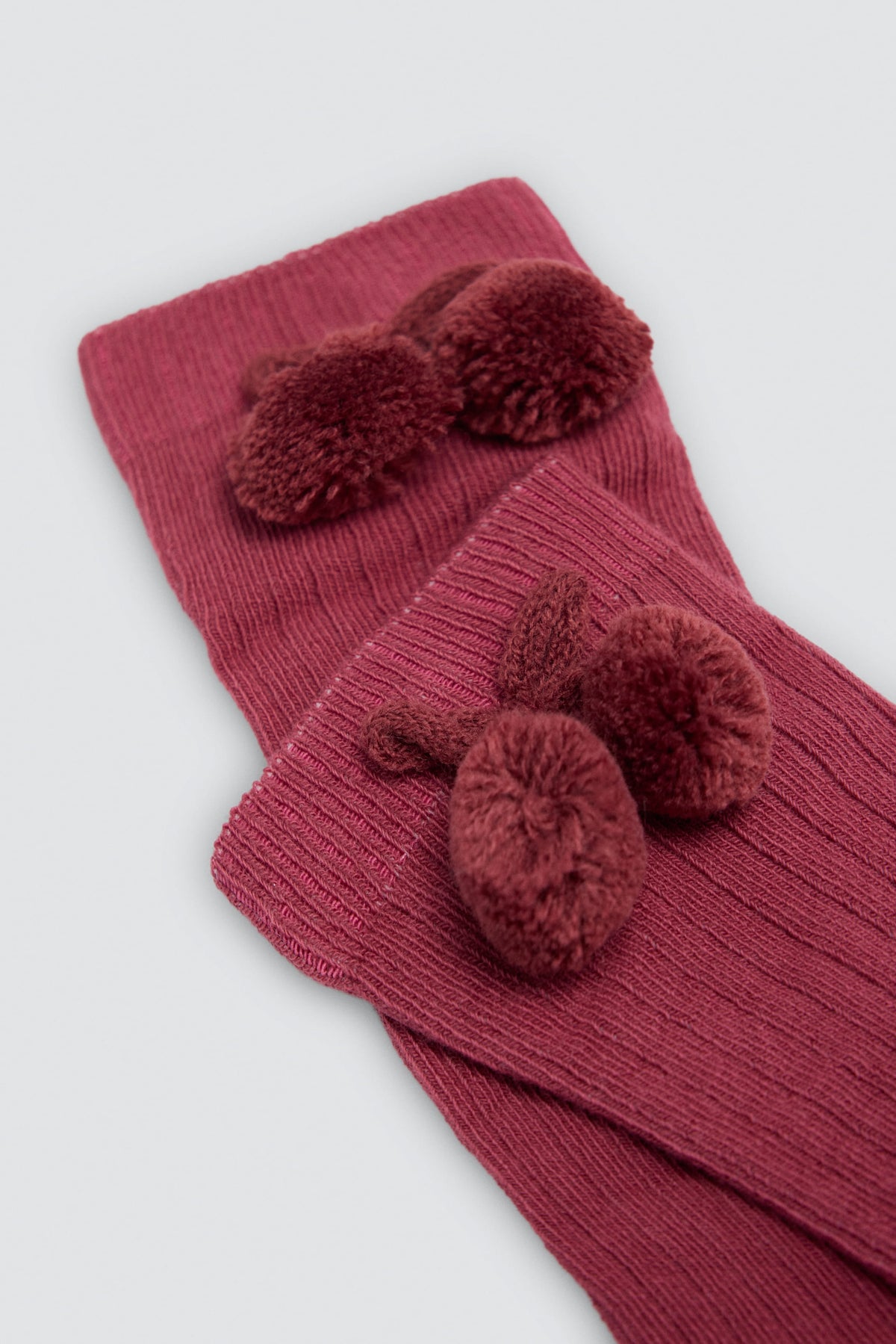 Meias altas infantis rosa com detalhes de pompons