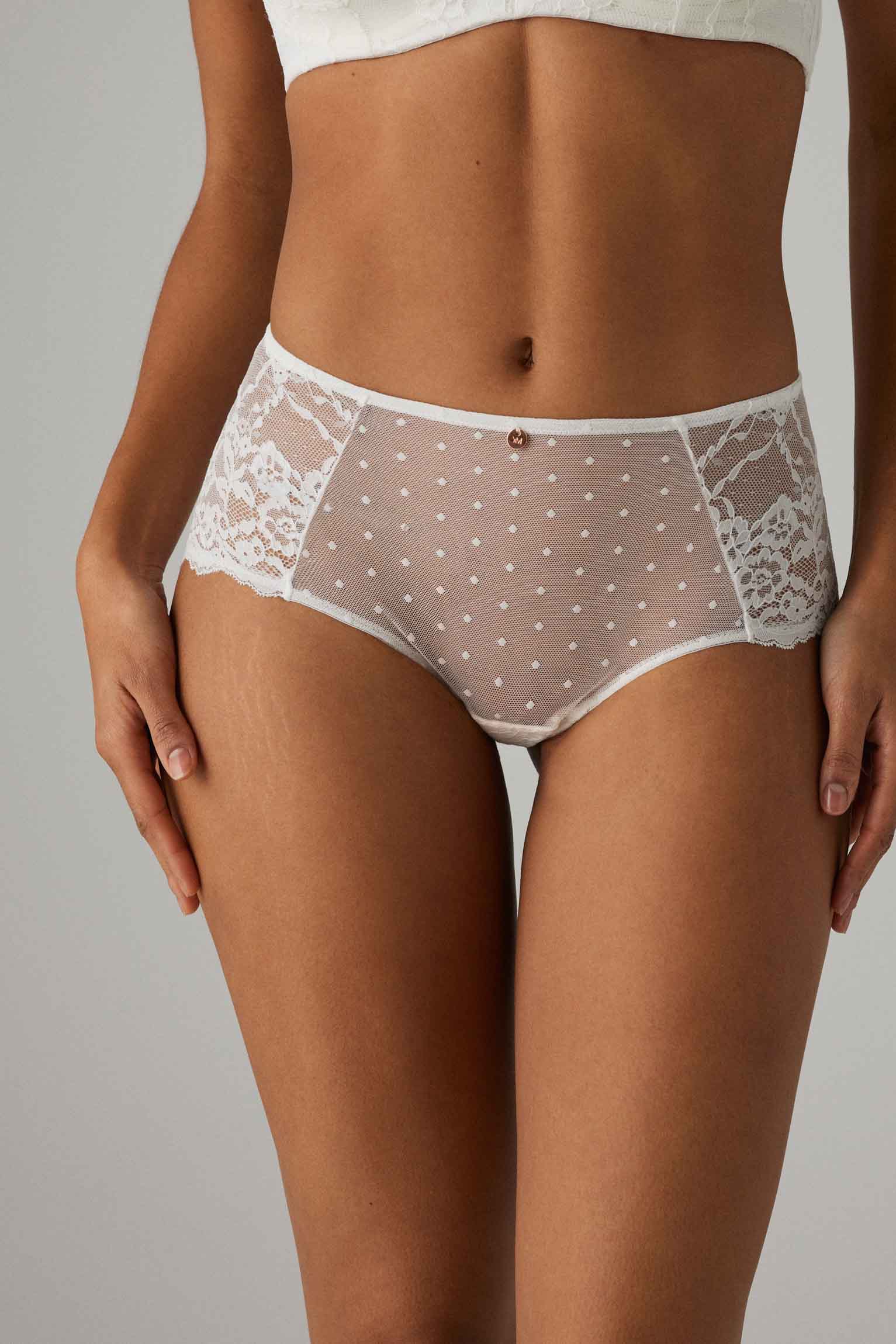 Conjunto de lingerie com sutiã multiposições e calcinha branca de cintura alta