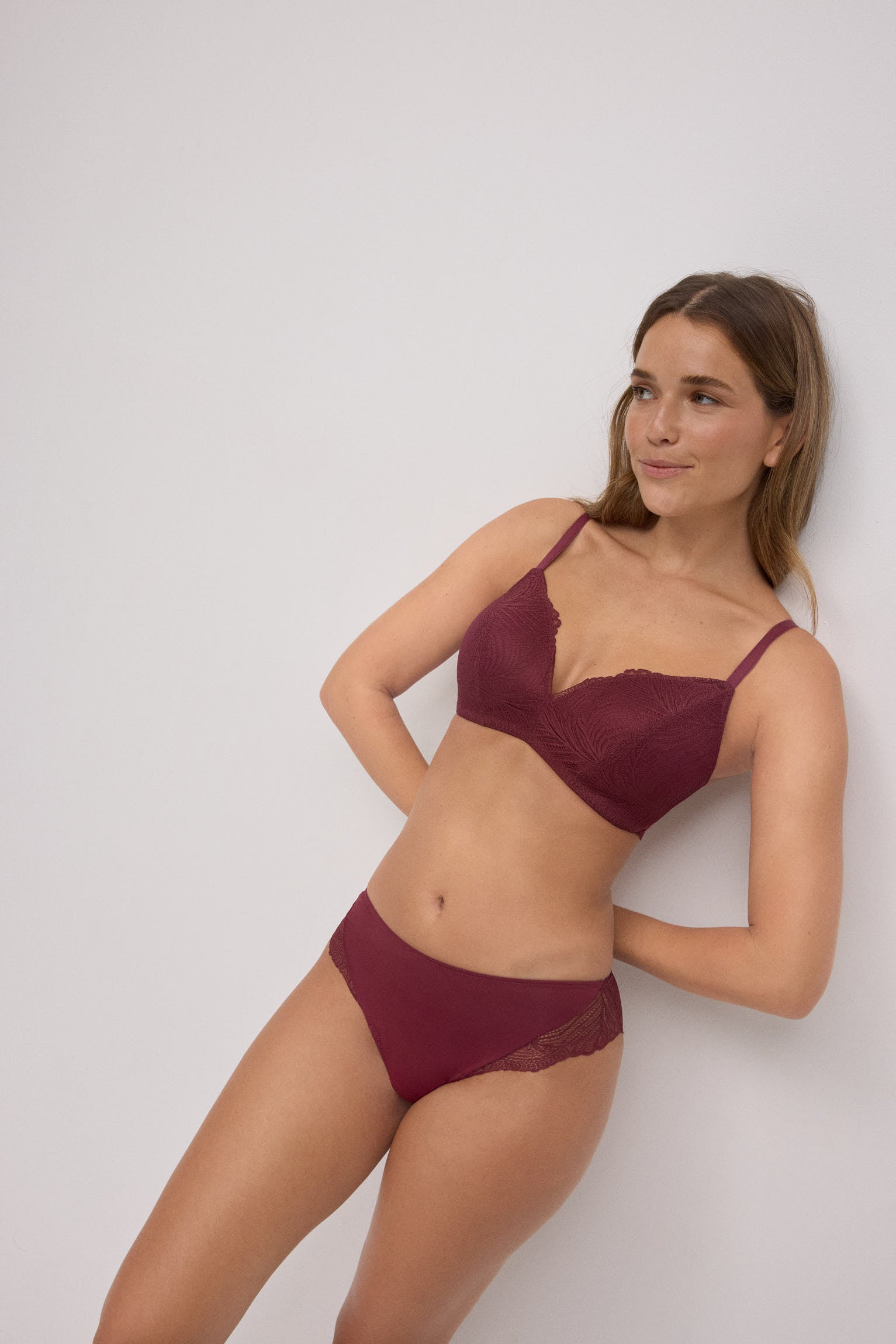 10777-3-sujetador-sin-aro-de-relleno-de-encaje-granate