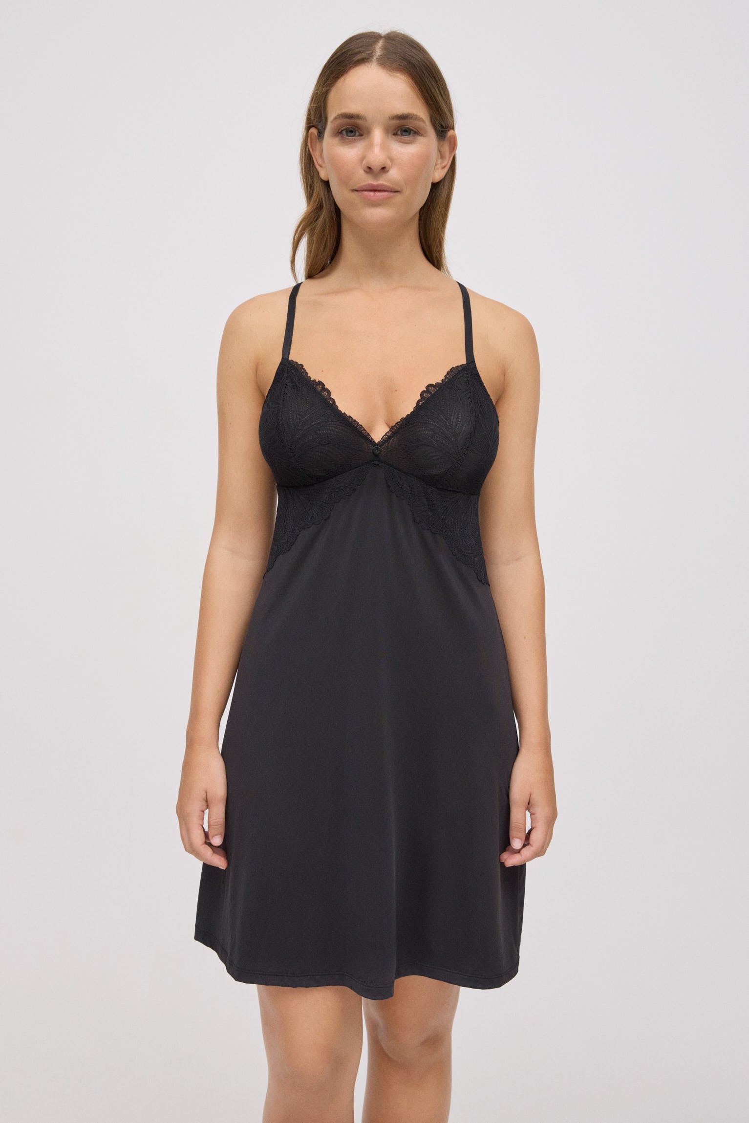 10781-1-bata-con-encaje-tirantes-regulables-negro