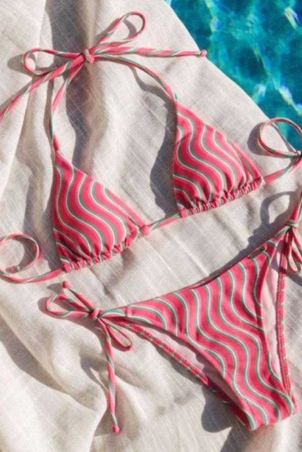 Calcinha de biquíni brasileira com amarração e estampa de ondas.