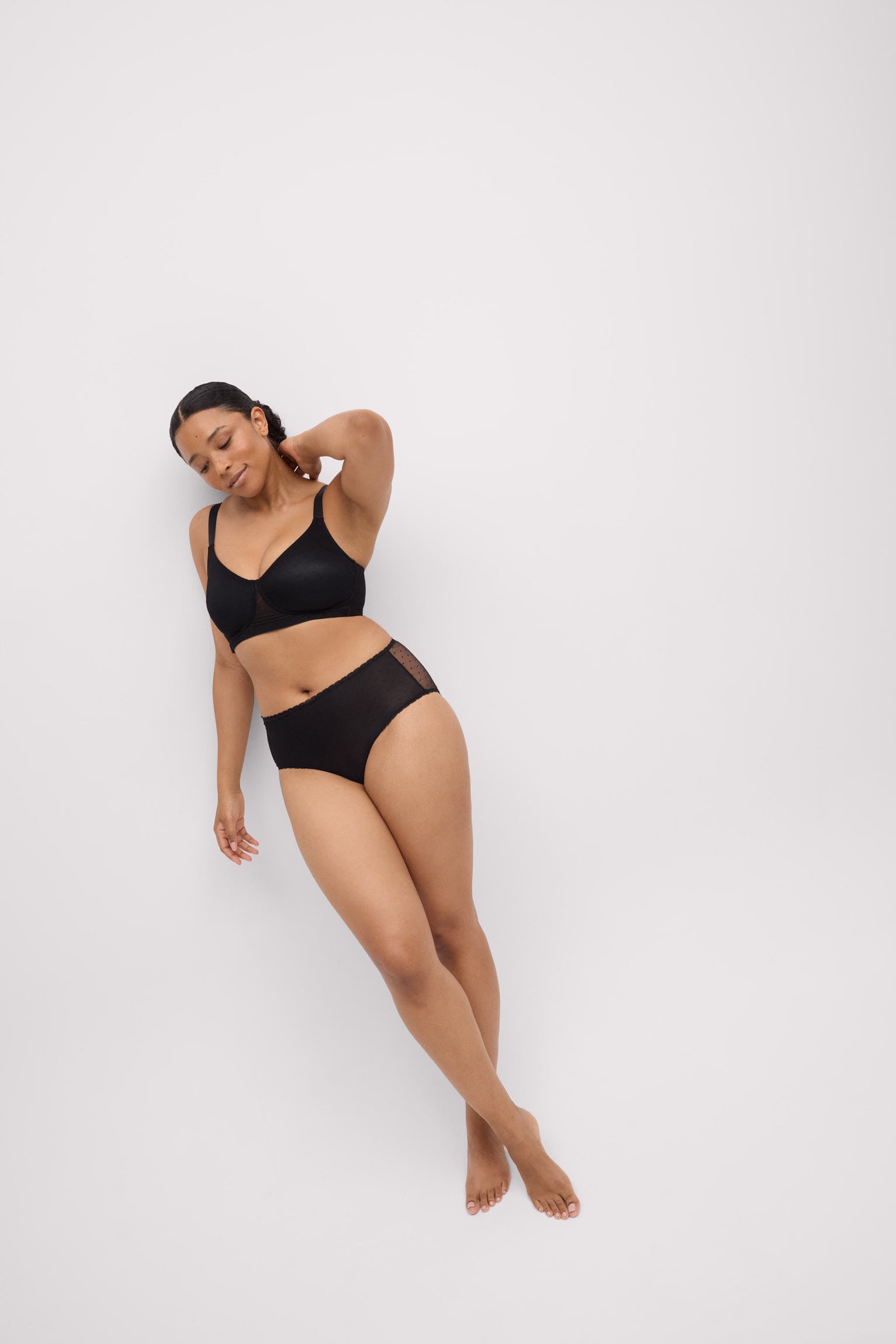 Conjunto de lingerie sutiã minimizador preto e calcinha de cintura alta
