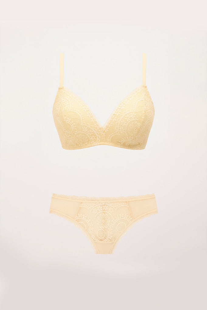 Conjunto de lingerie amarela: sutiã sem aro e calcinha brasileira.