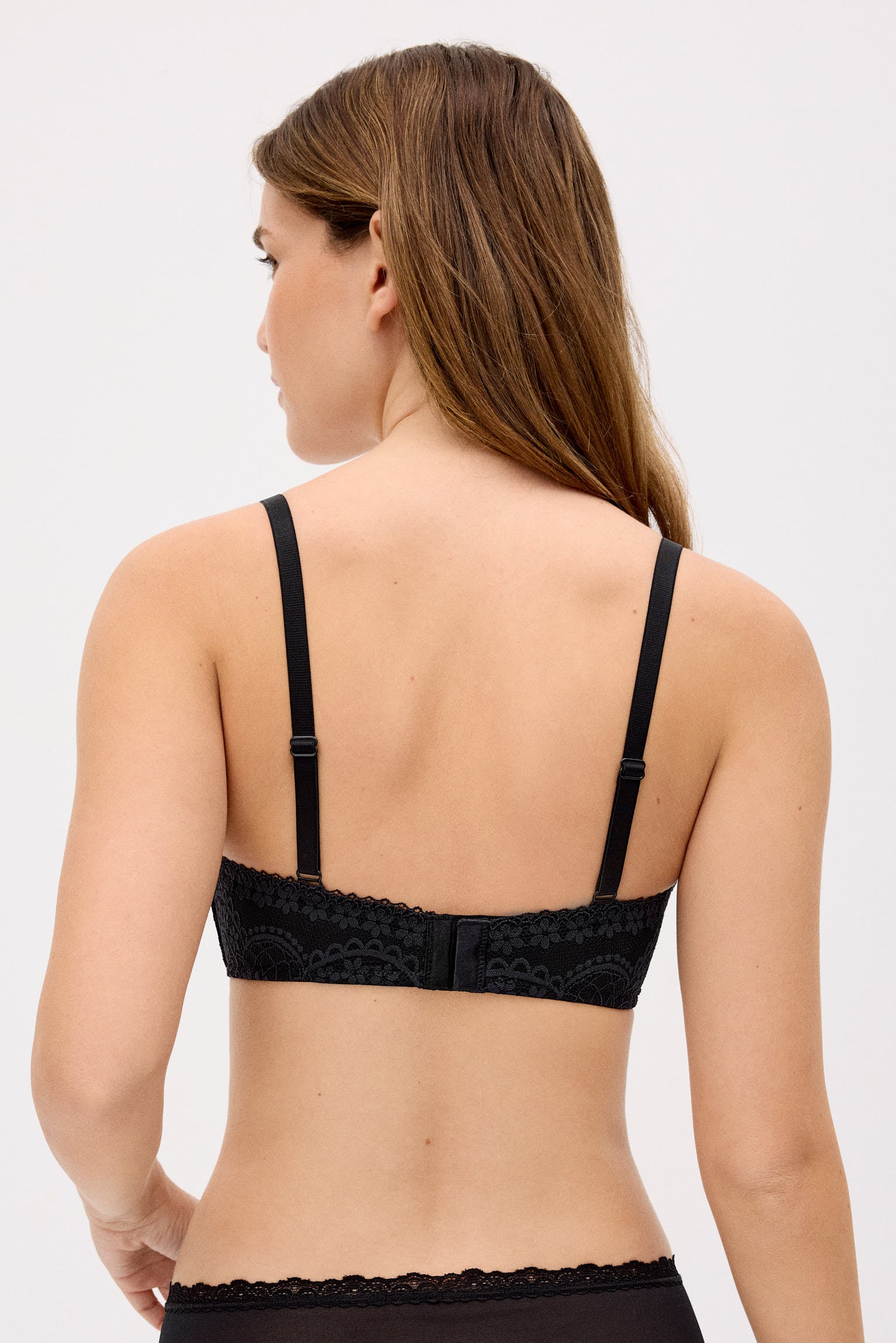 10803-2-sujetador-sin-aro-con-relleno-con-encaje-negro-sunkissed-paula-echevarria