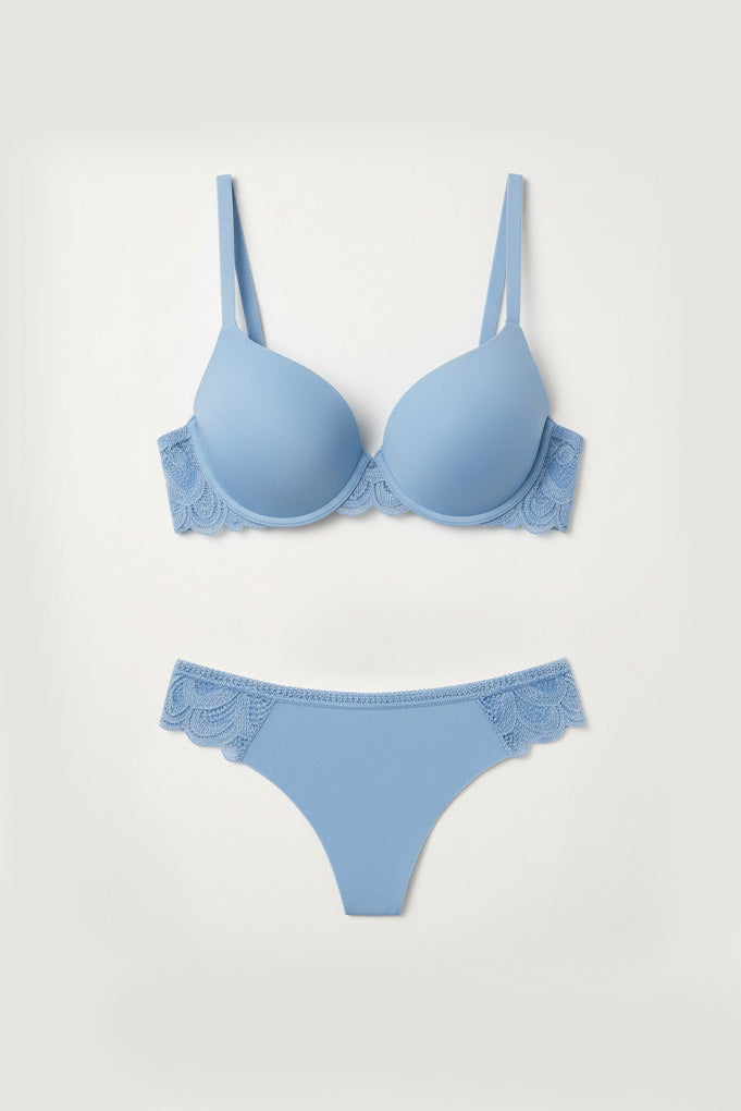 Conjunto de lingerie: sutiã com aro e calcinha fio dental azul.