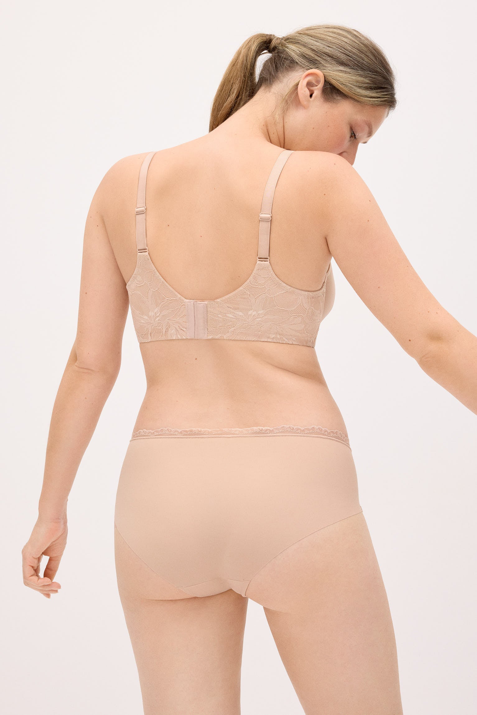 10818-2-braga-midi-detalles-encaje-nude-nostalgia-breeze-paula-echevarria