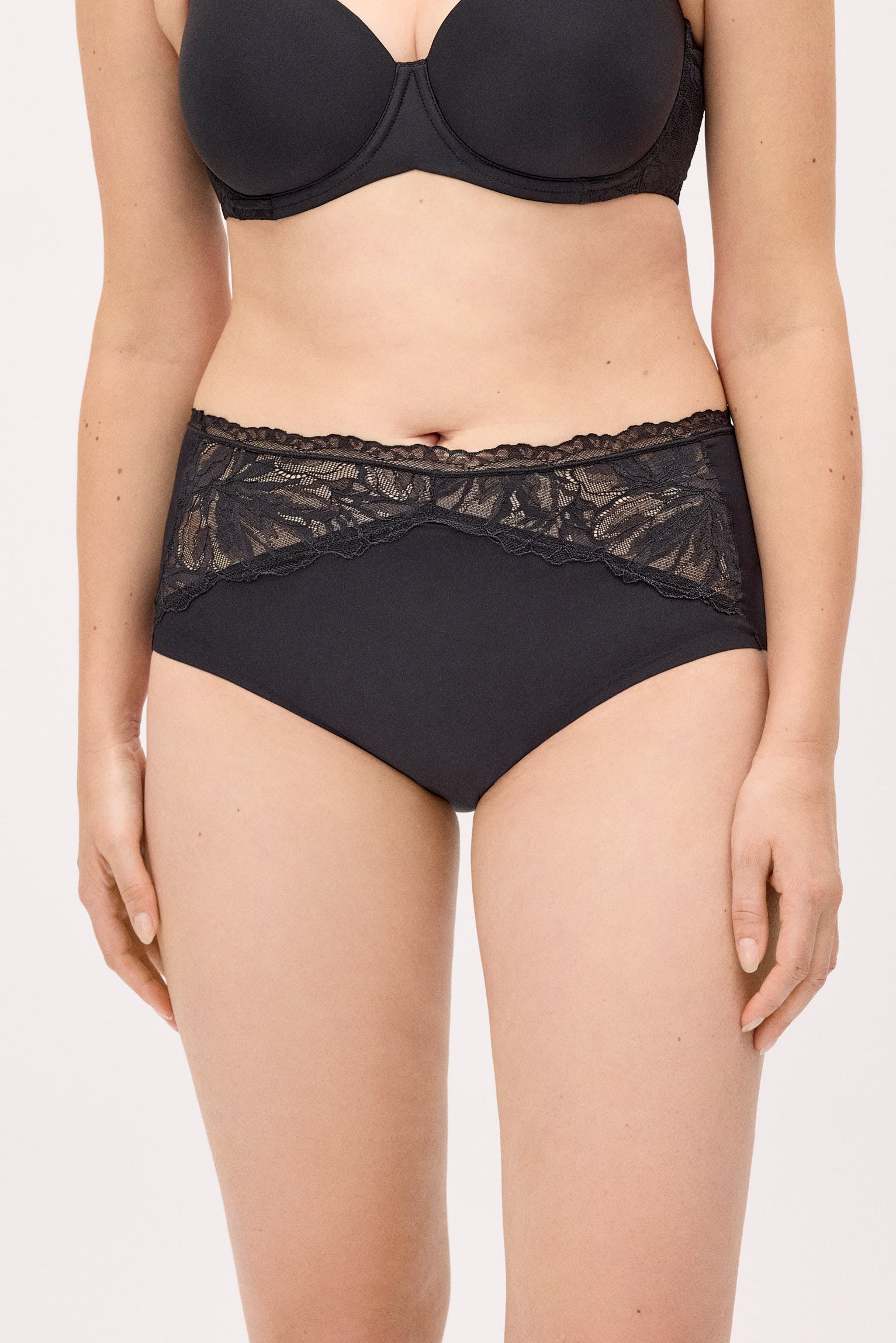 10819-1-braga-alta-detalles-encaje-negro-nostalgia-breeze-paula-echevarria