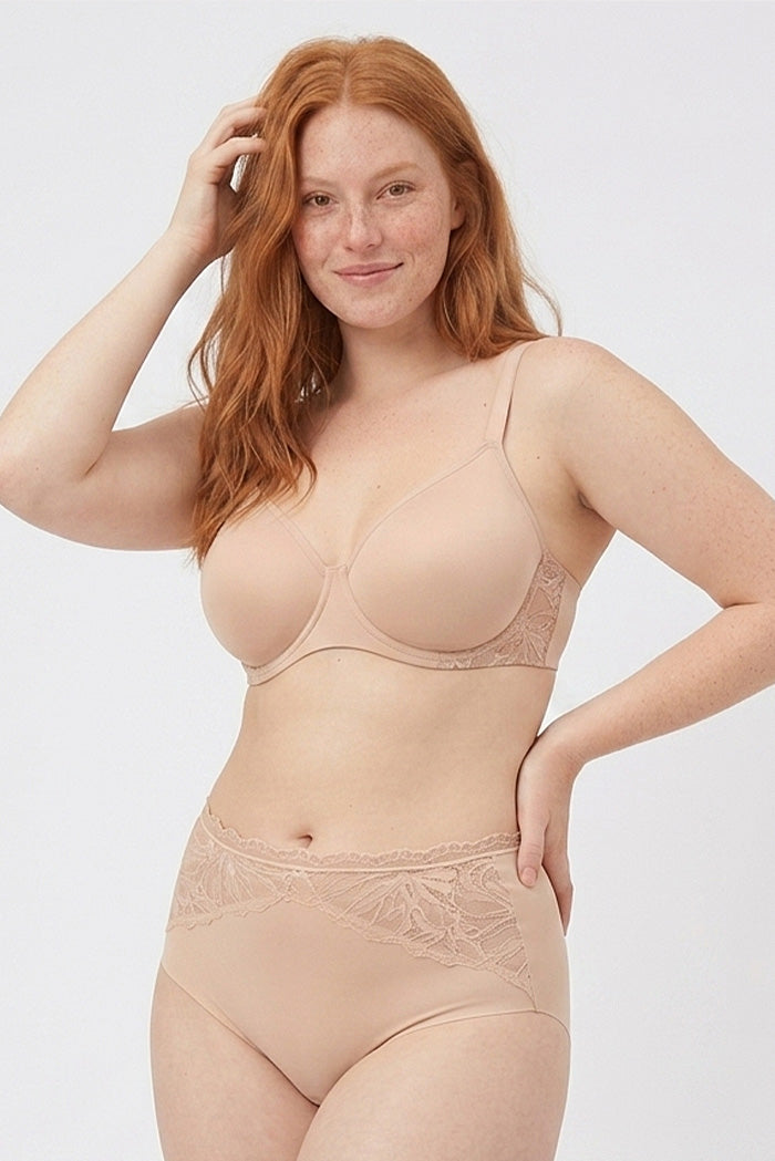 Calcinha de cintura alta com detalhes em renda nude