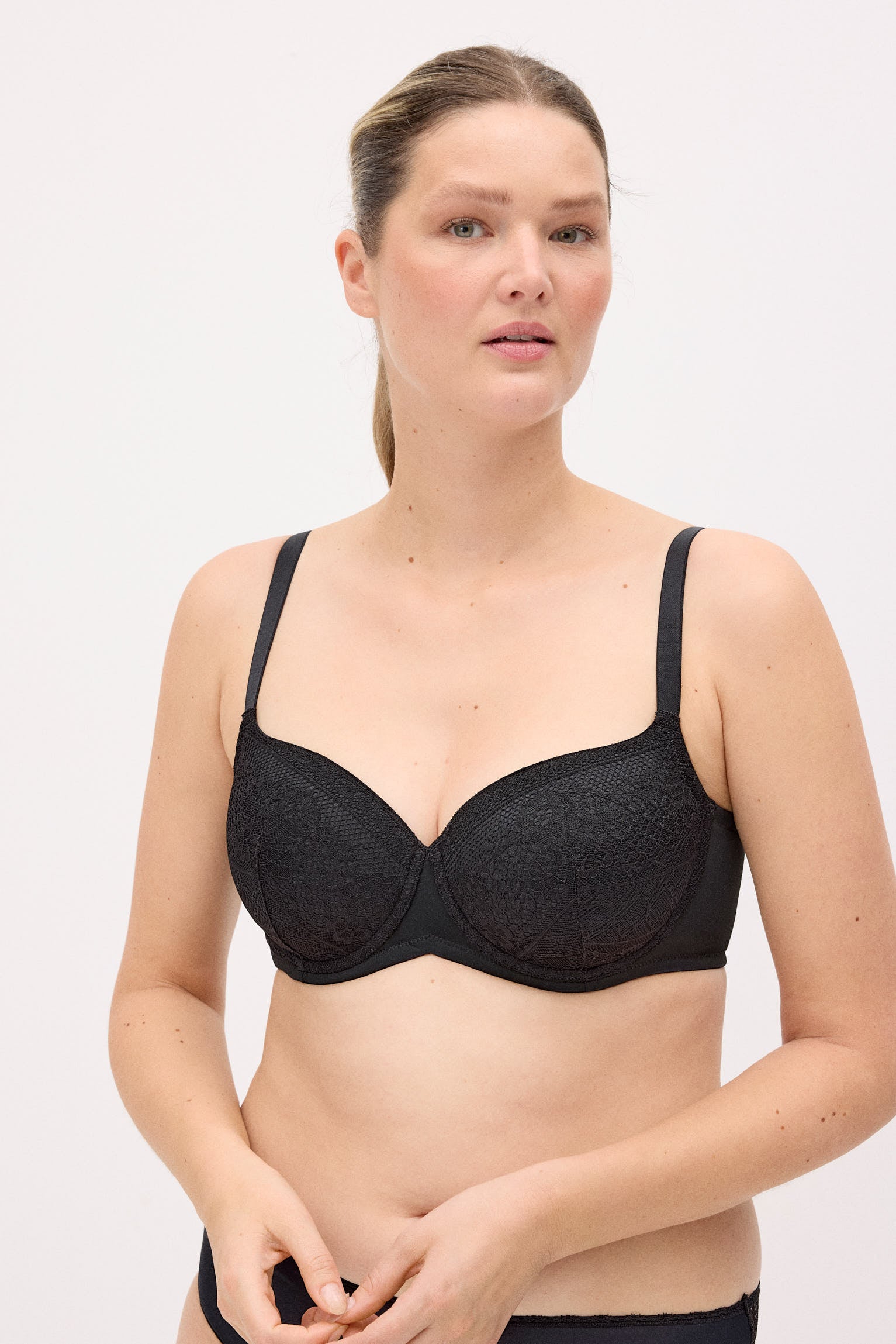 10830-1-sujetador-capacidad-con-aro-con-relleno-encaje-negro-special-you-paula-echevarria