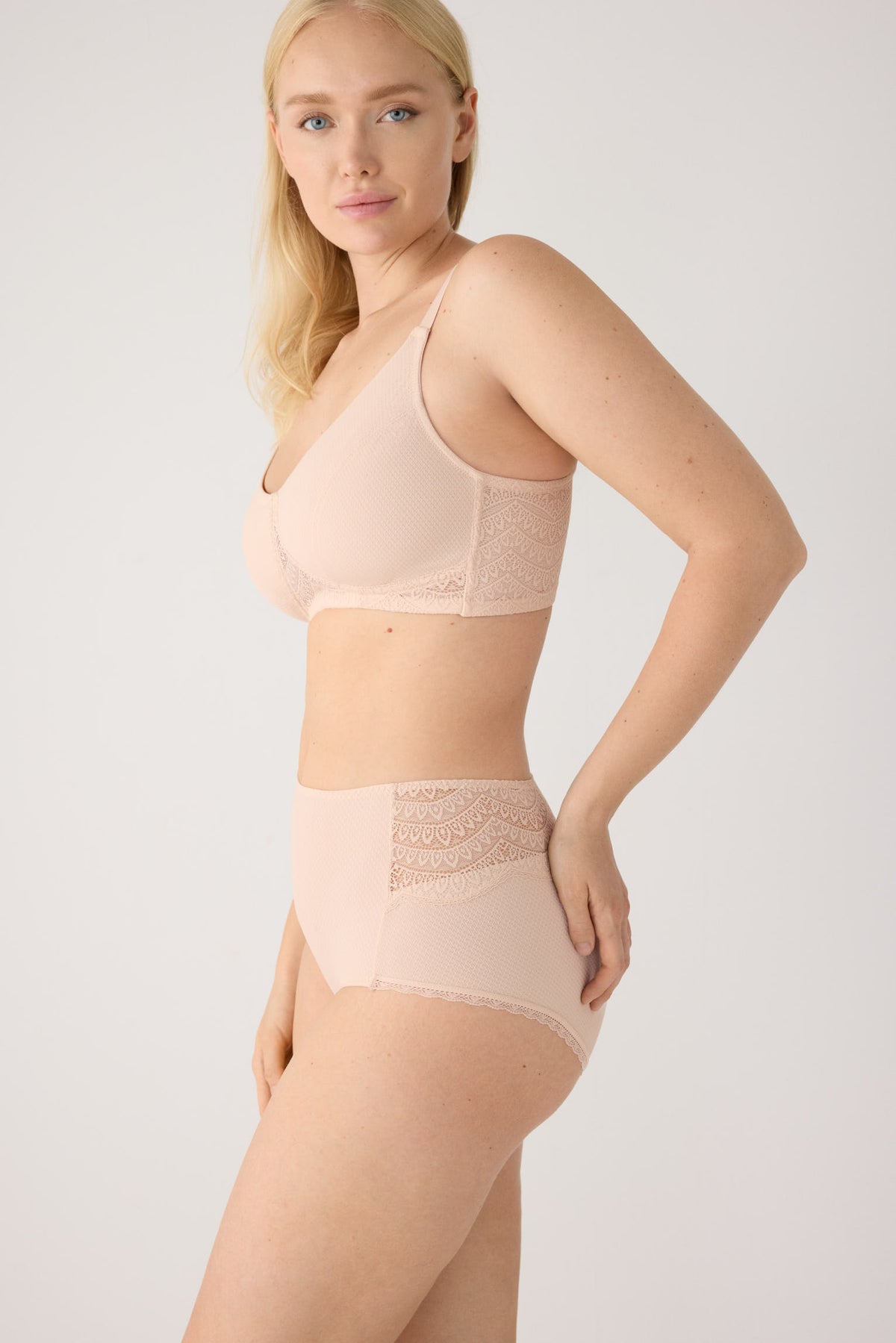 Cueca alta renda nude