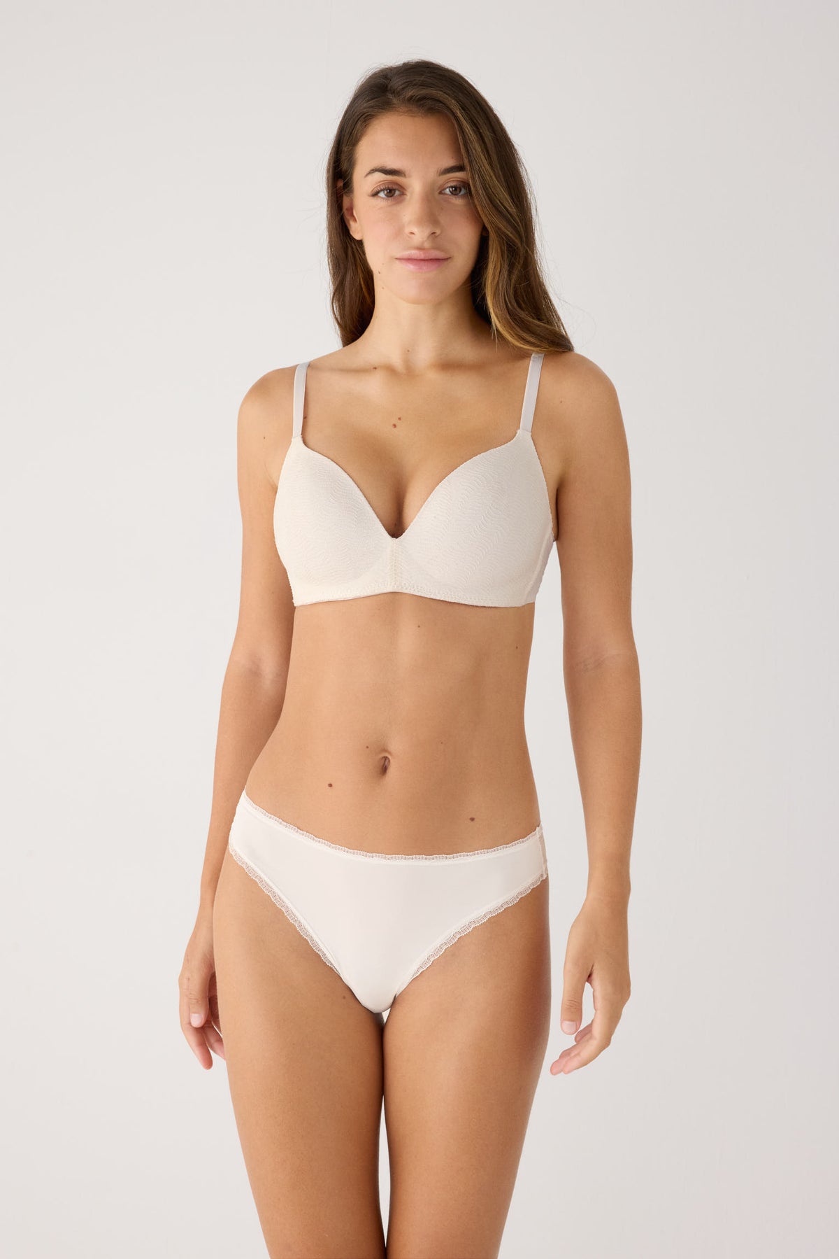 Conjunto marfim texturizado: soutien sem aro com enchimento e cueca brasileira
