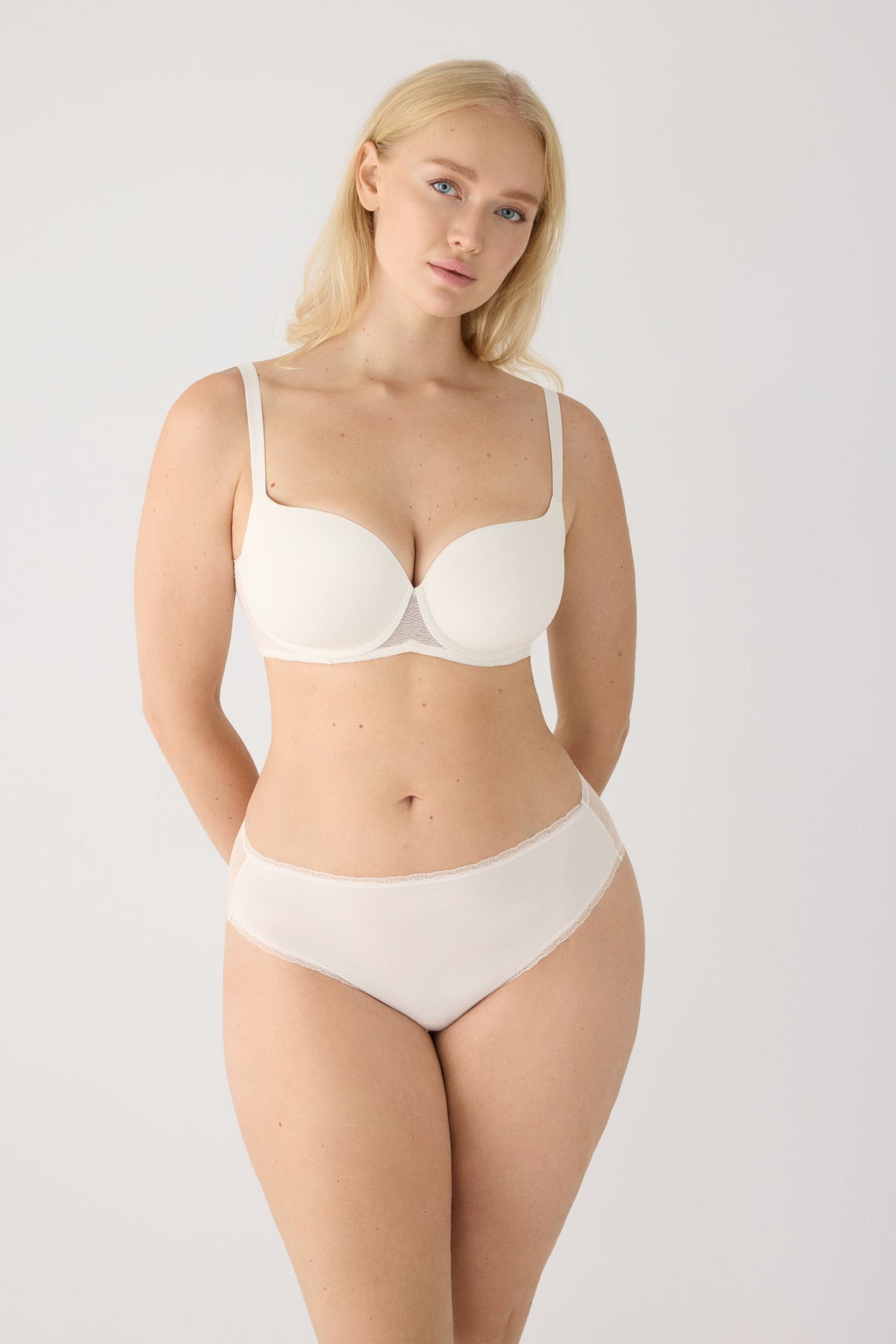 Conjunto marfim texturizado de soutien de capacidade com aro e enchimento e cueca midi
