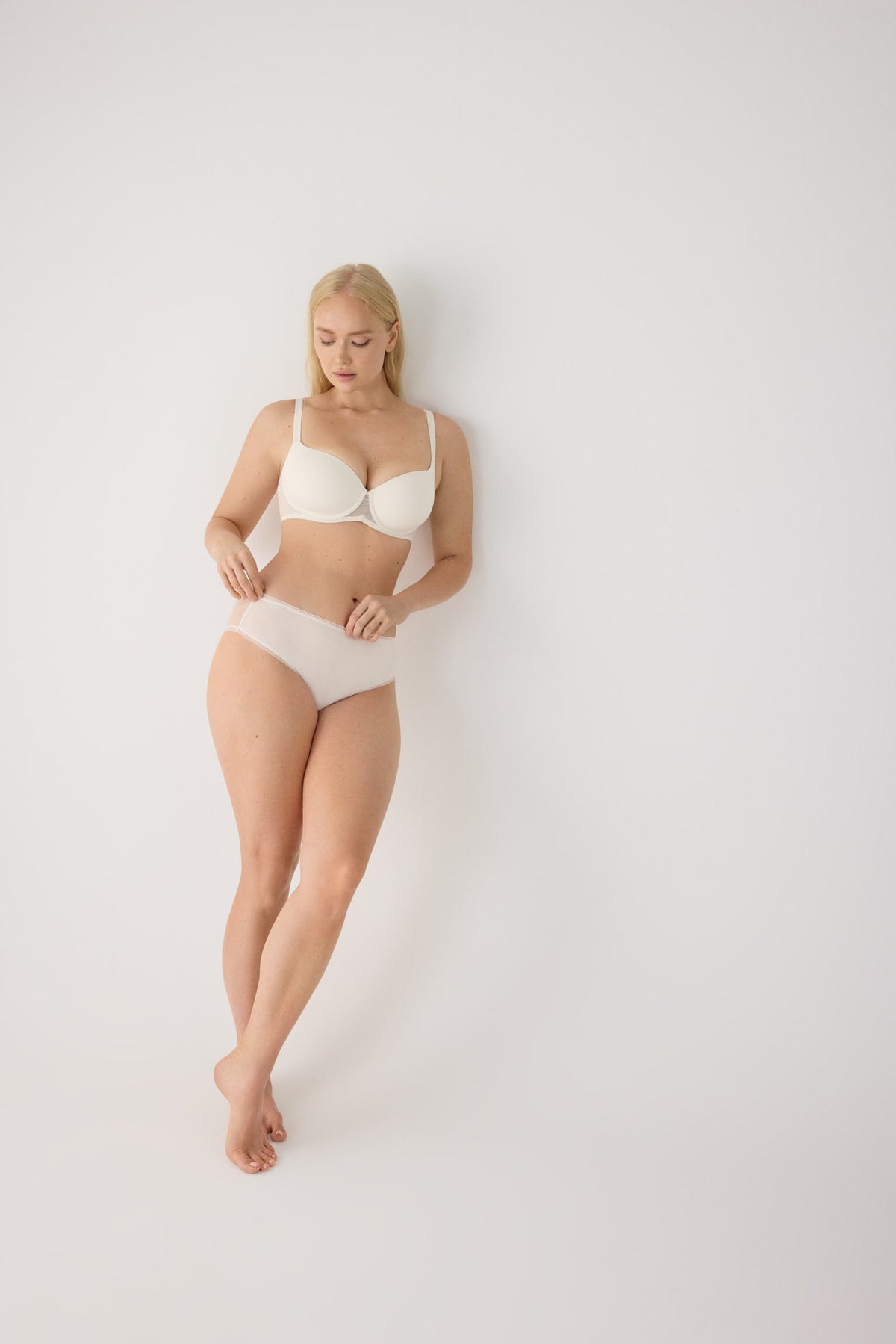 Conjunto marfim texturizado de soutien de capacidade com aro e enchimento e cueca midi