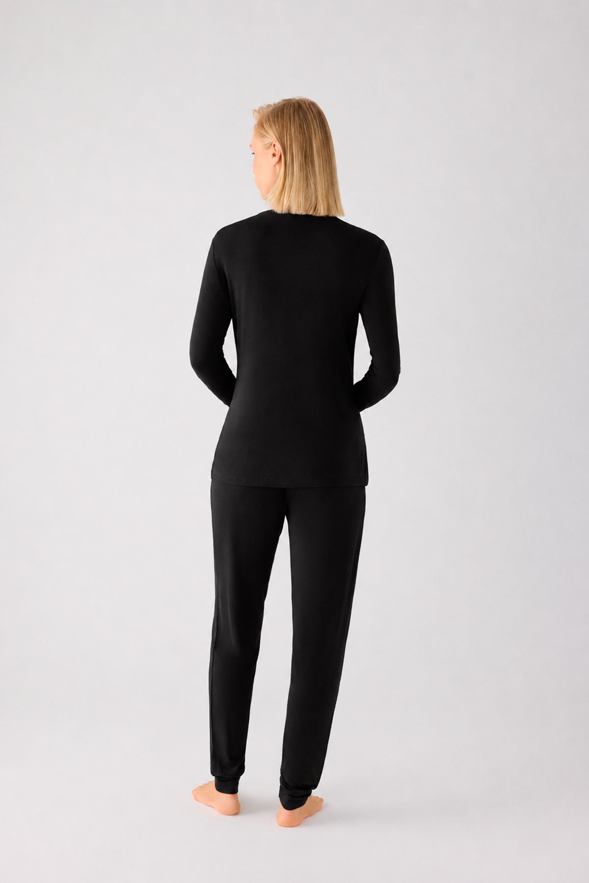 Pijama comprido de mulher leve e suave com calças jogger pretas