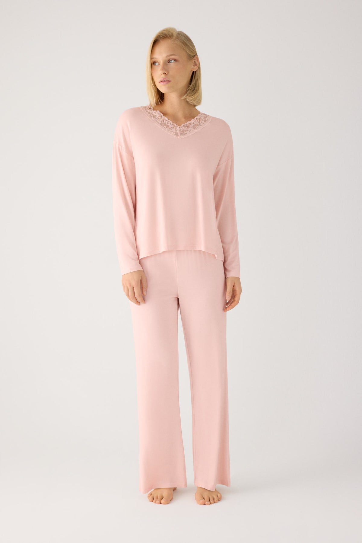 Pijama comprido de mulher leve e suave com calças largas nude