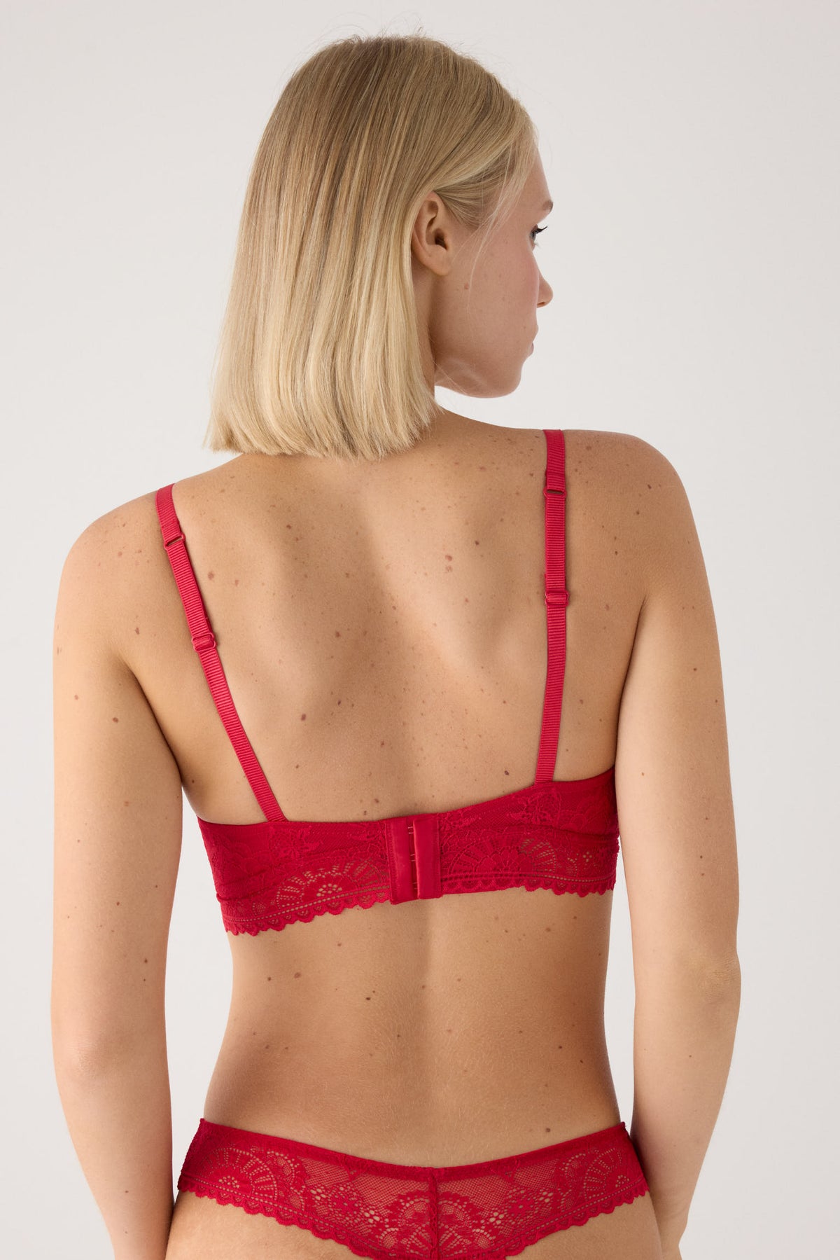 Soutien bralette vermelho em renda sem aro com enchimento | Paula Echevarría