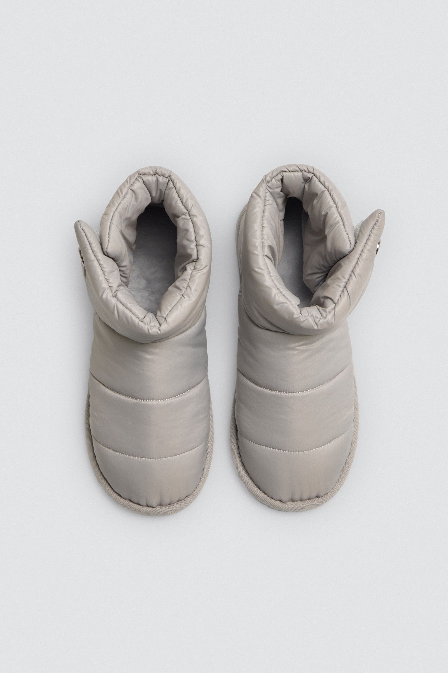 14172-3-botas-de-casa-acolchadas-botones-decorativos