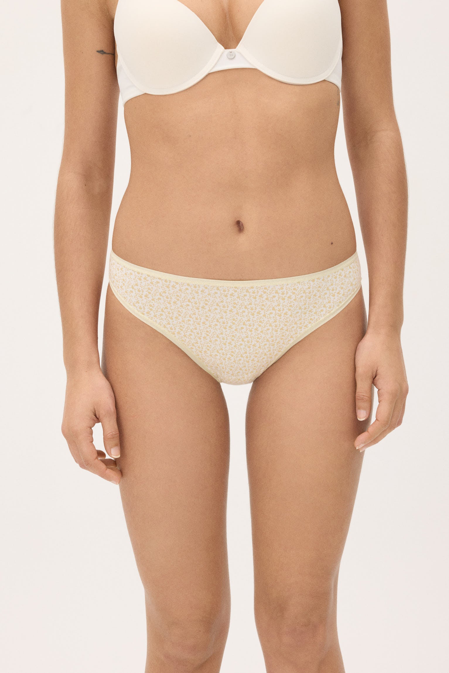 Pacote com 6 mini calcinhas lisas e estampadas