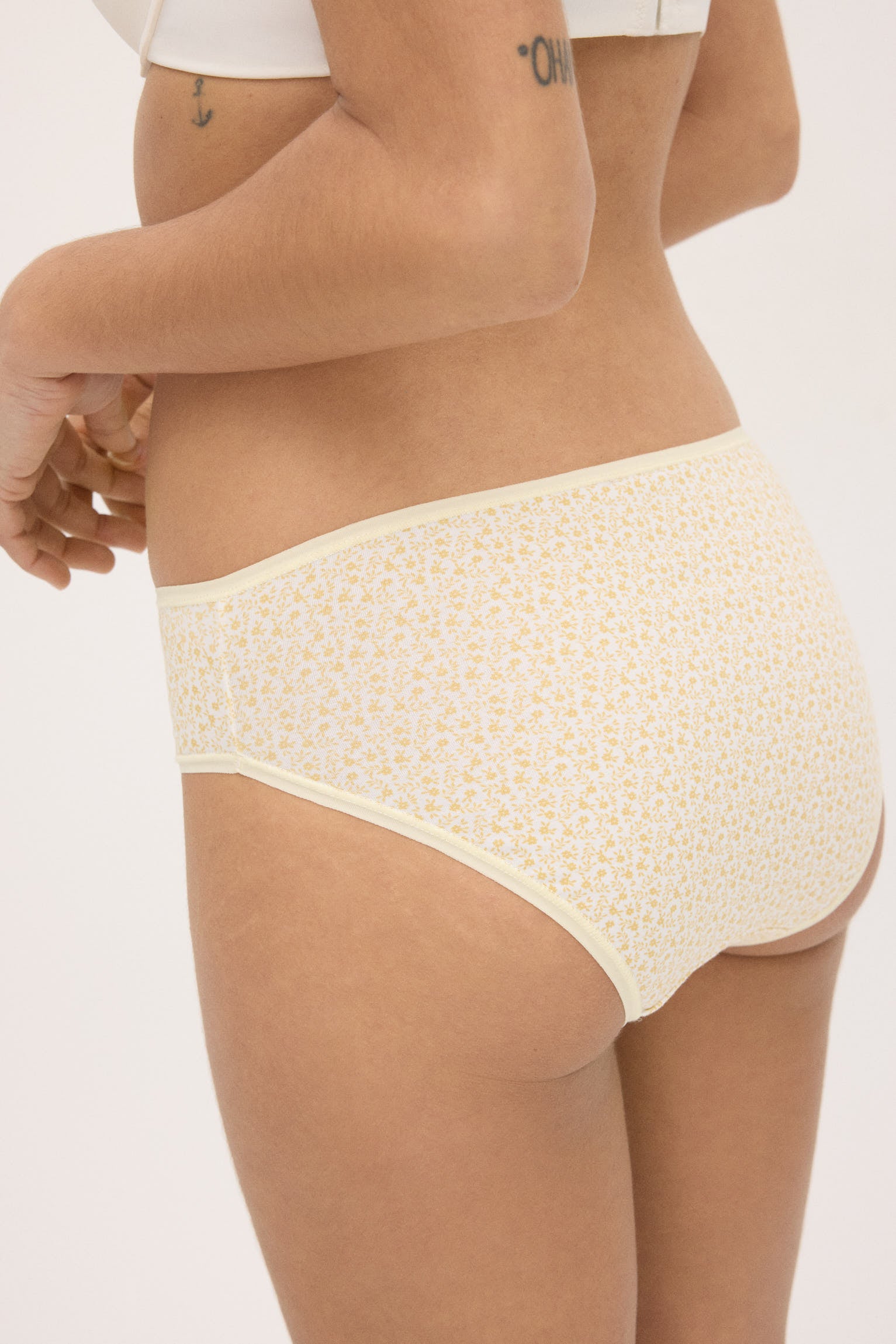 Pacote com 6 calcinhas midi lisas e estampadas