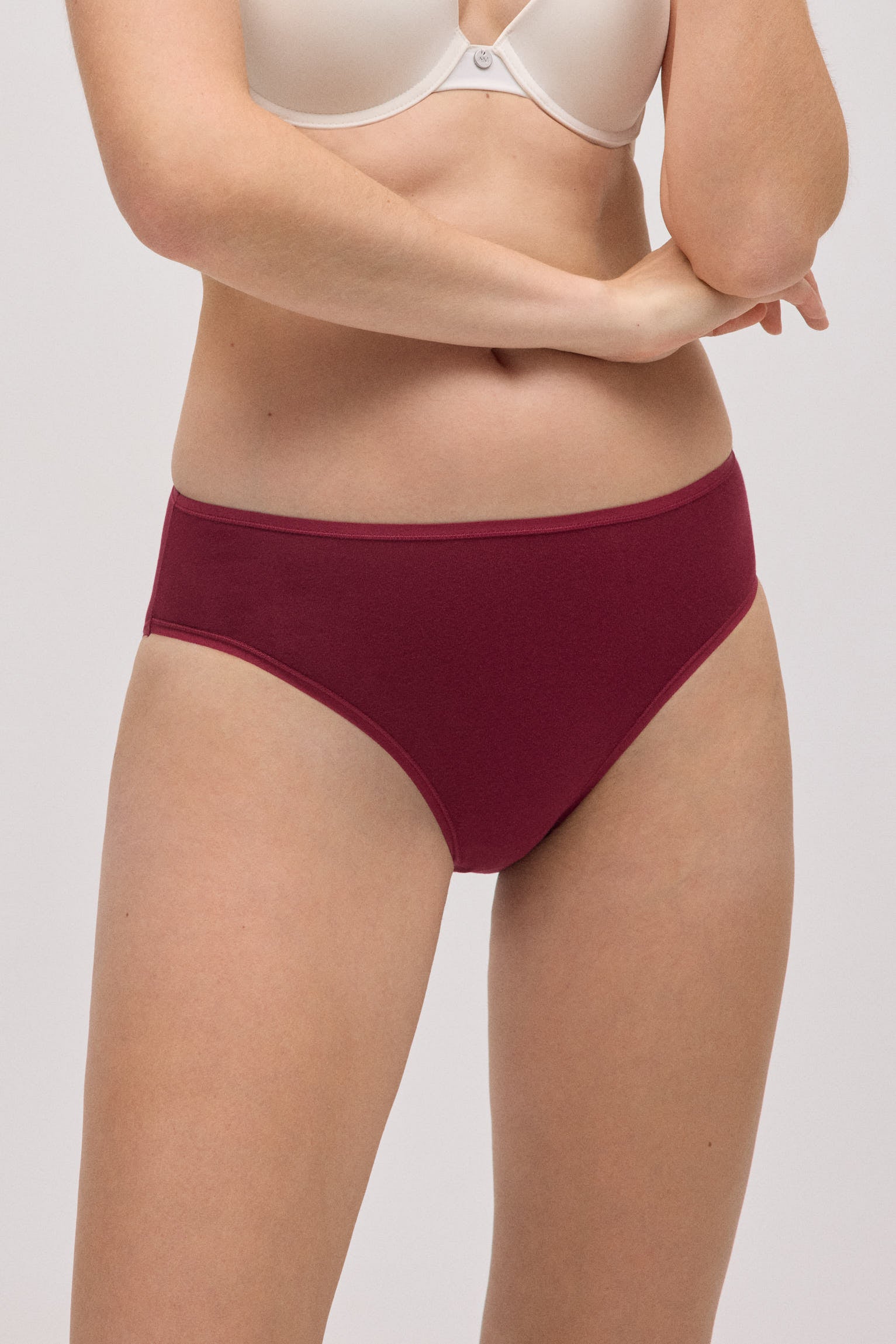 Pacote com 4 calcinhas midi básicas de algodão