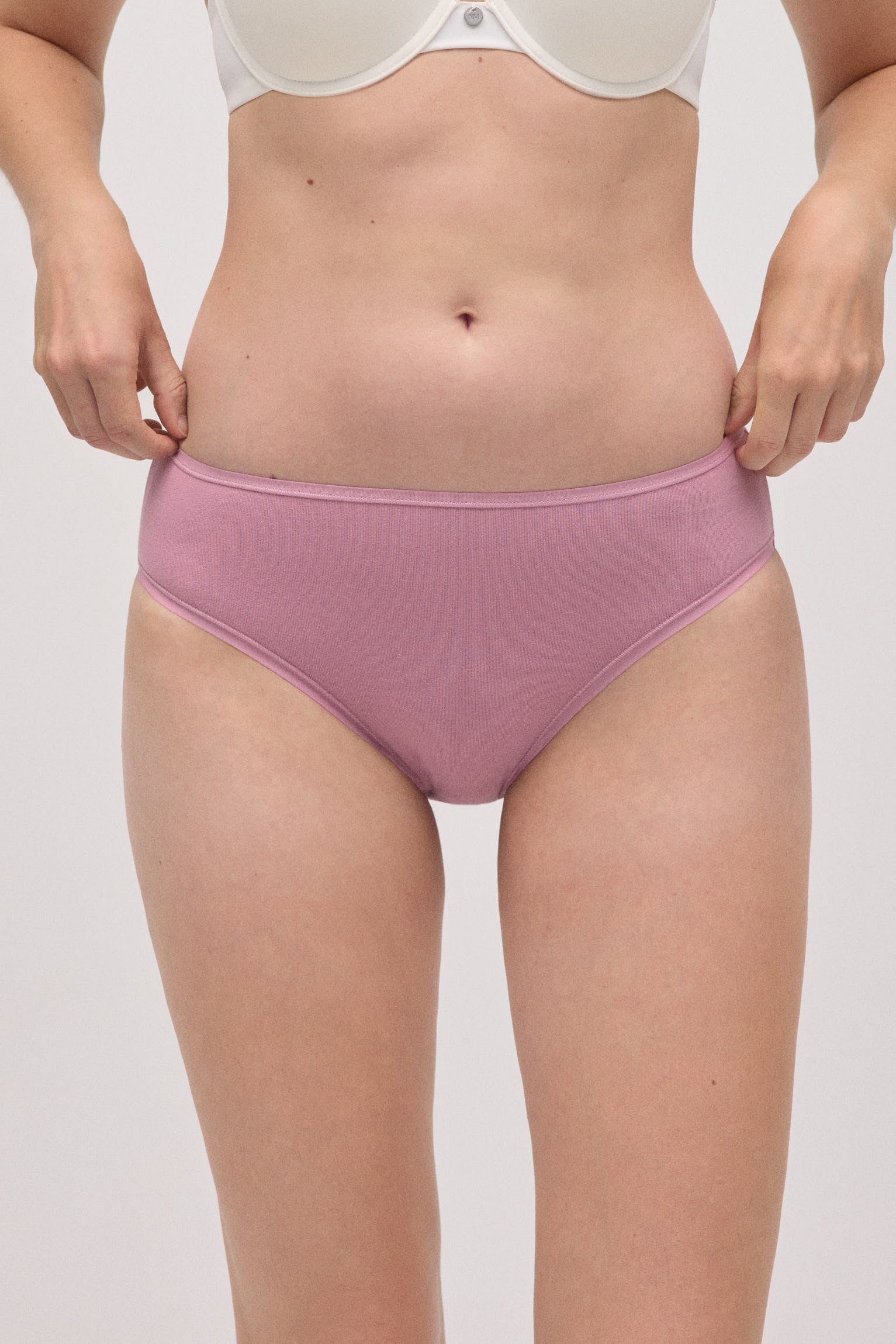 Pacote com 4 calcinhas midi básicas de algodão