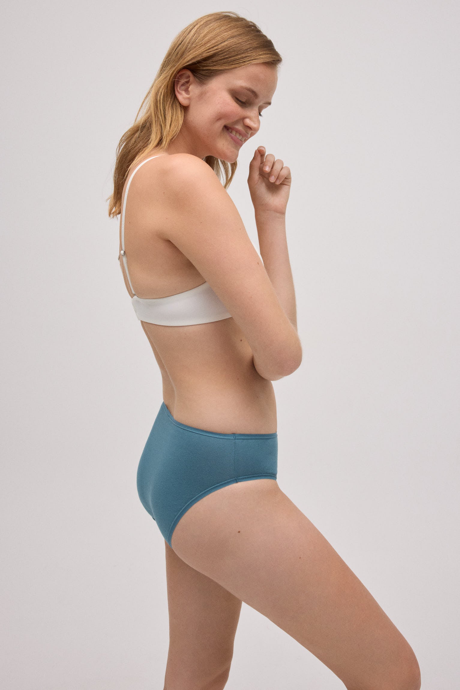 Pacote com 4 calcinhas midi básicas de algodão