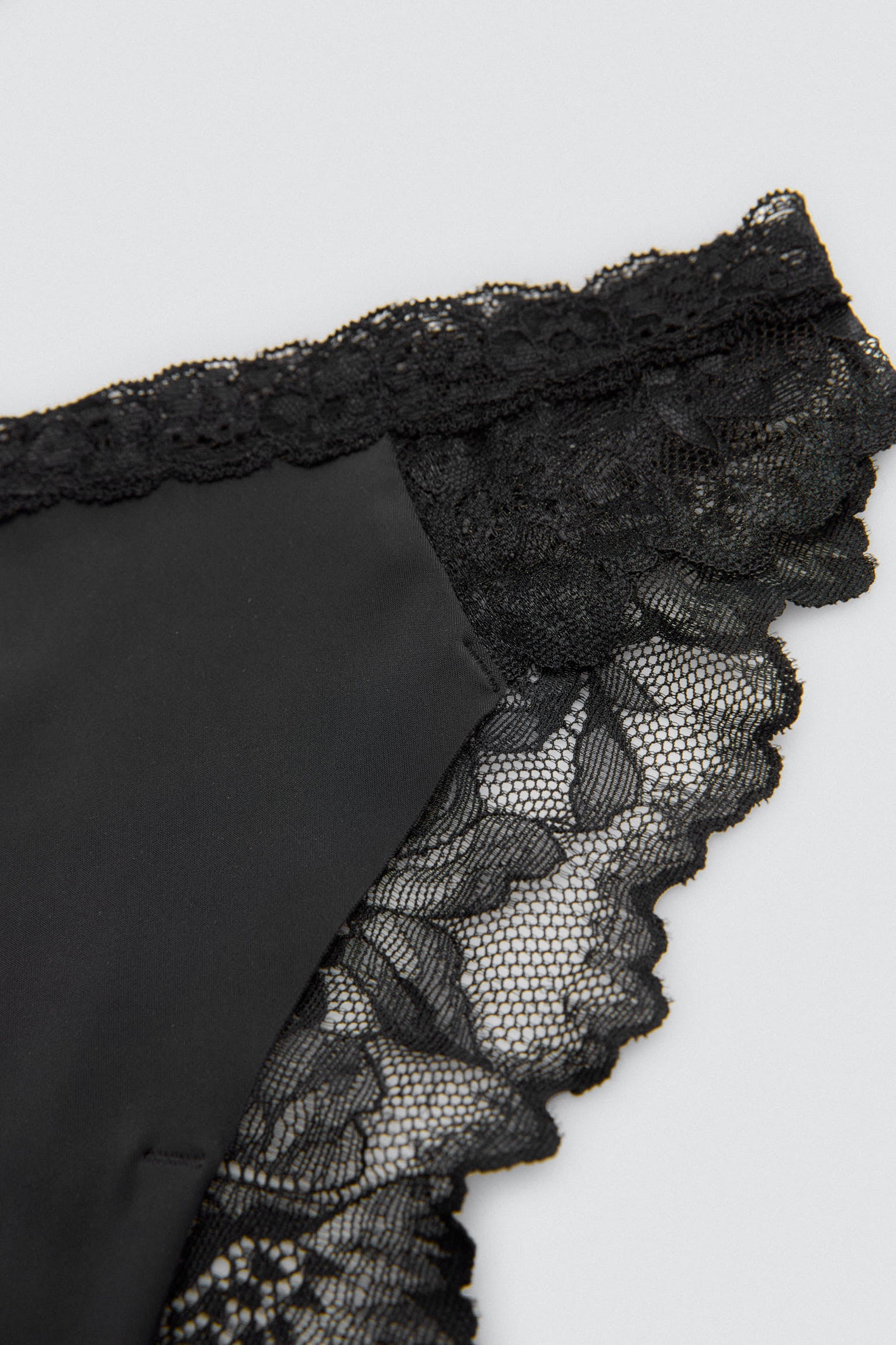 19485-5-braga-brasilena-elastica-con-encaje-negro