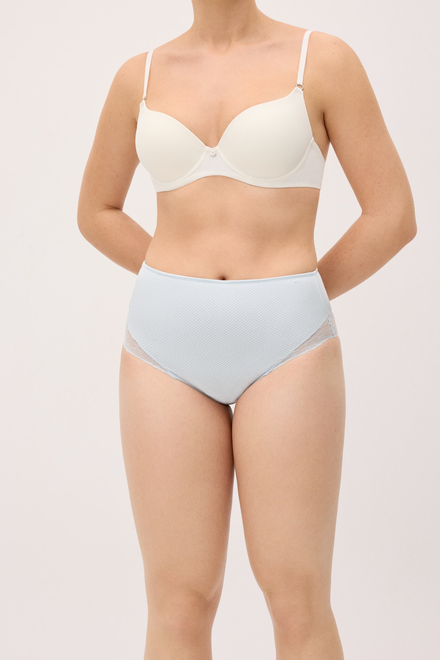 braga-alta-de-control-abdomen-compresion-ligera-con-encaje-azul-ysabel-mora