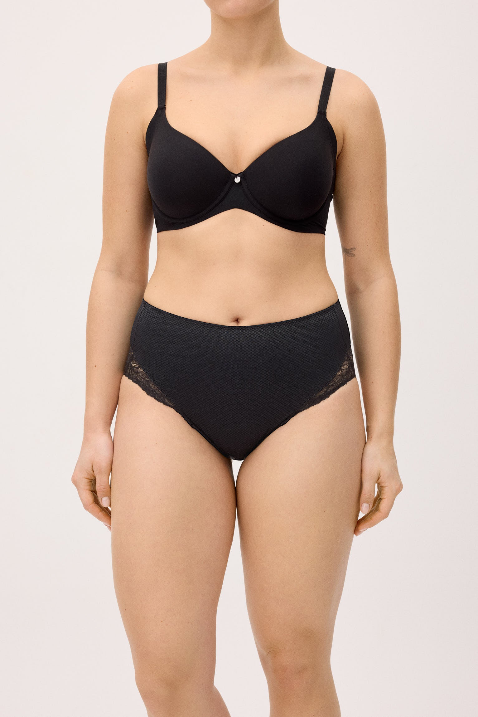 braga-alta-de-control-abdomen-compresion-ligera-con-encaje-negro-ysabel-mora