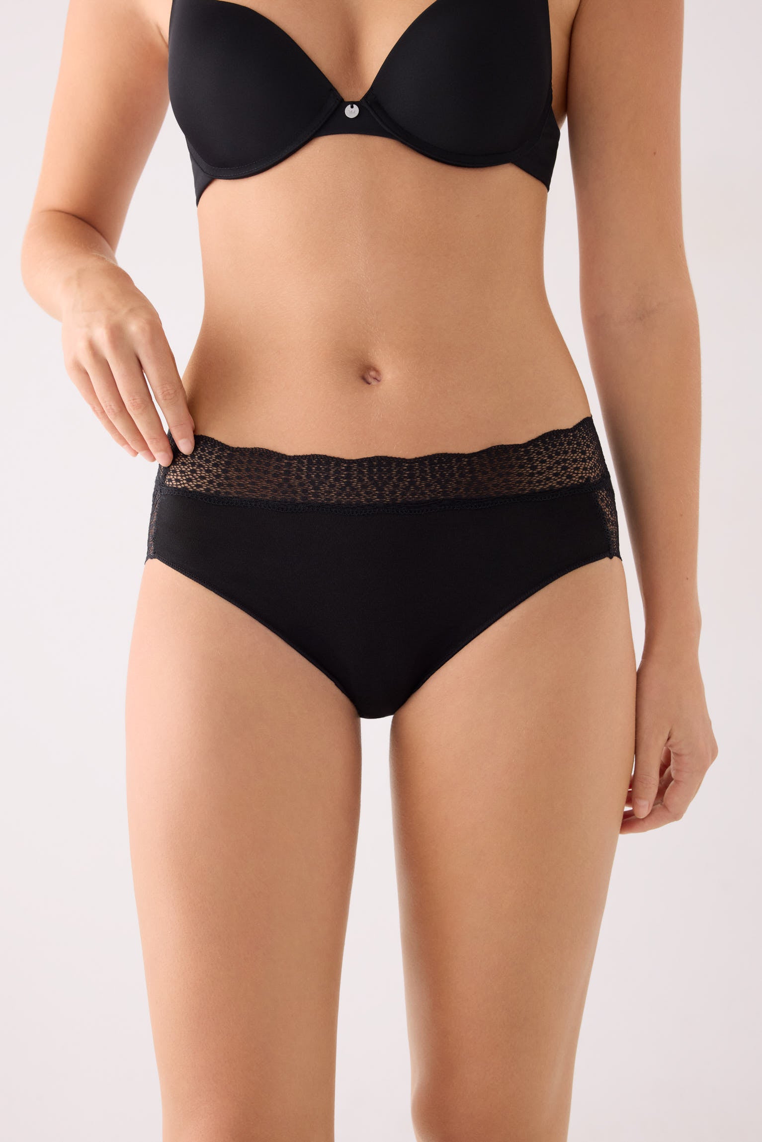 Cueca midi de algodão com rebordo de renda preto