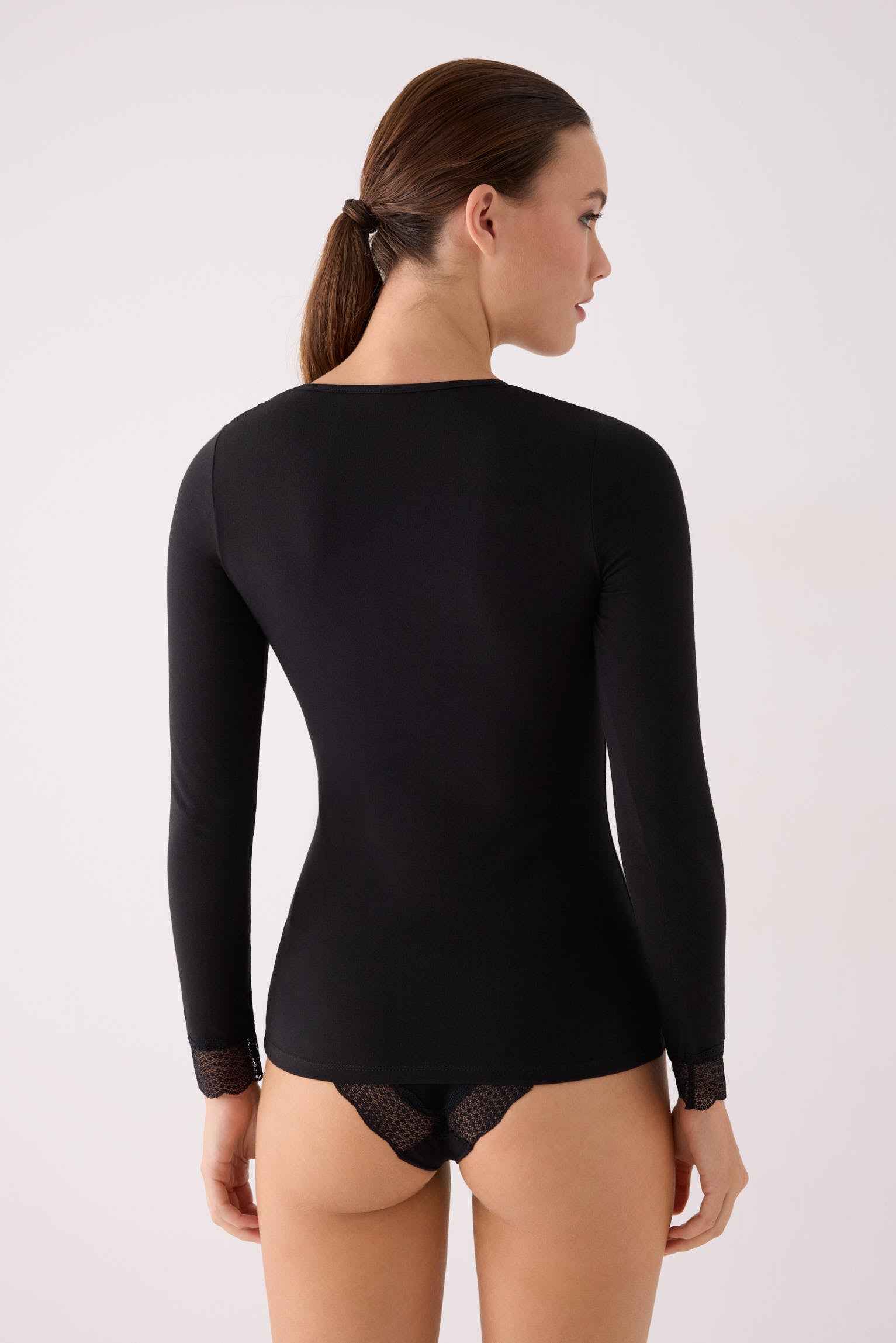 Camisola preta de manga comprida com detalhes em renda