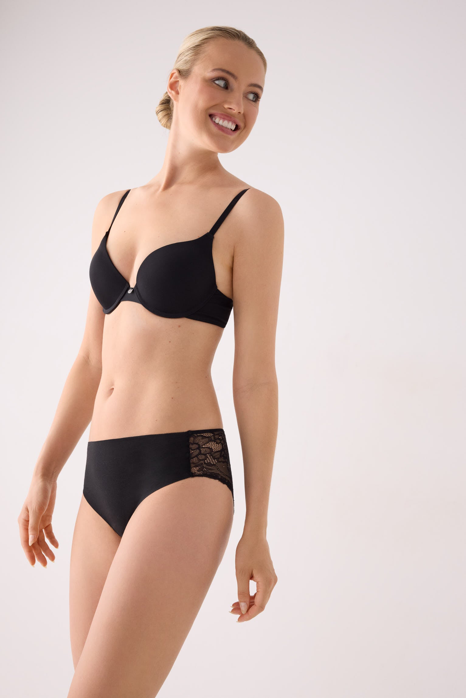 Cueca midi algodão com corte a laser e renda preto