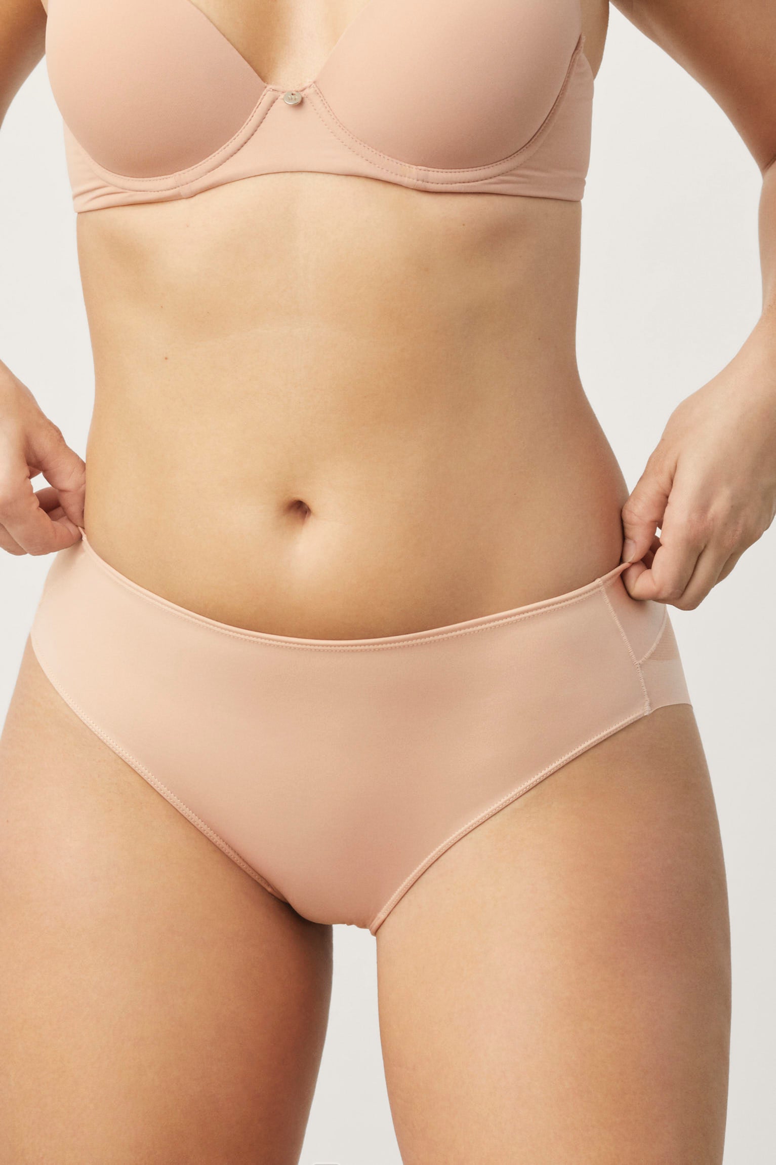 19601-1-braga-tul-invisible-mujer-ysabel-mora-nude