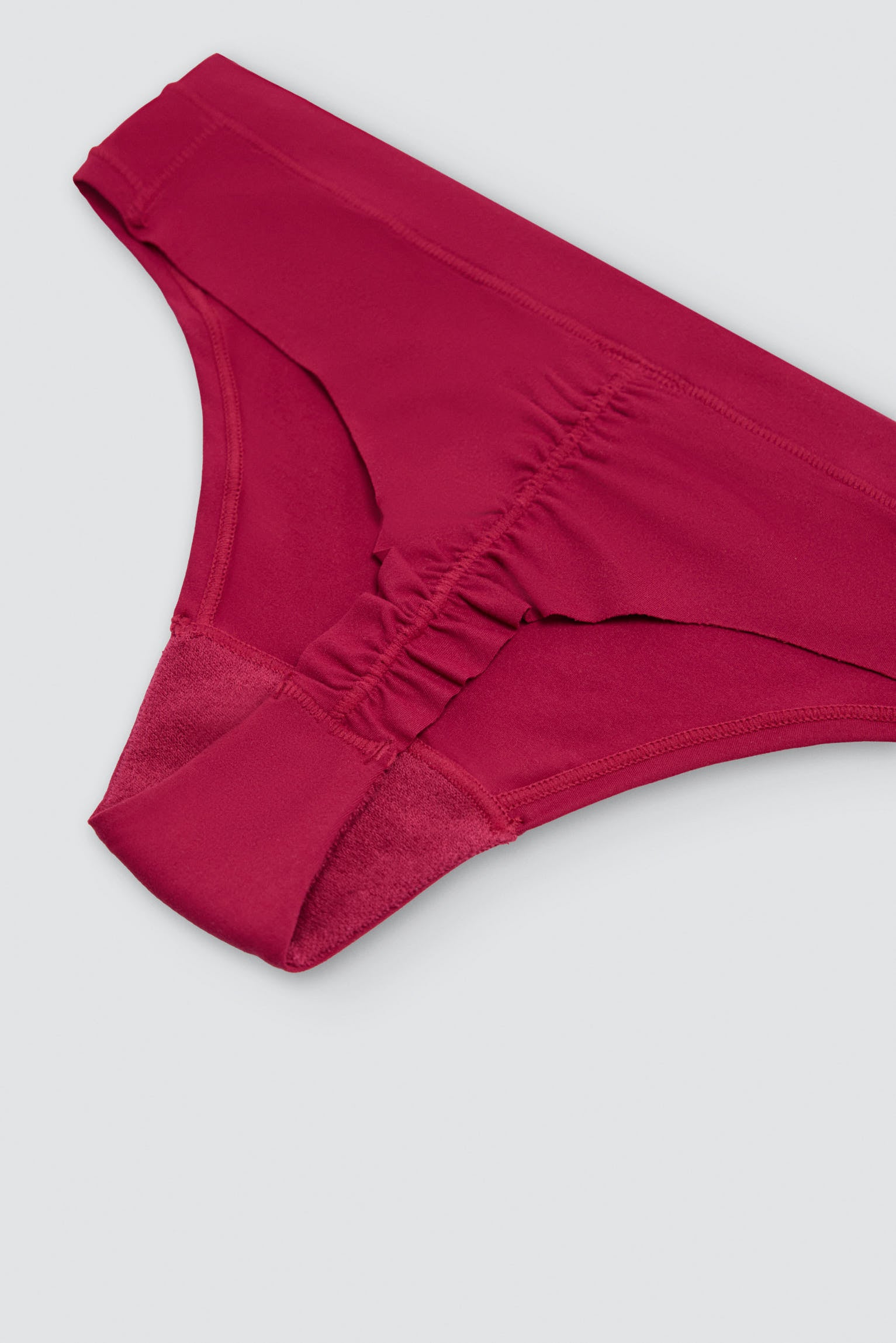 Tanga Adapt com acabamentos invisíveis bordeaux