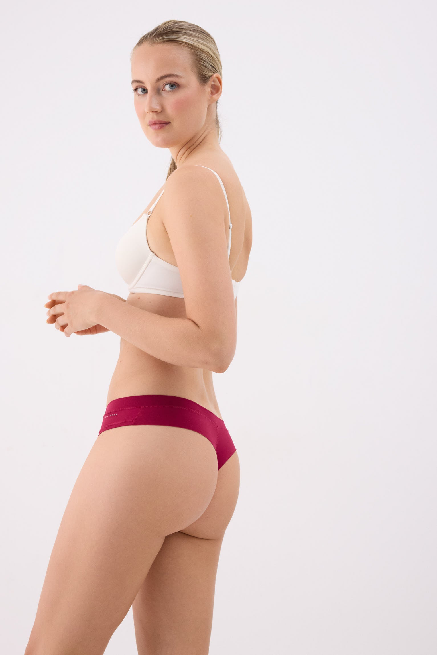 Tanga Adapt com acabamentos invisíveis bordeaux
