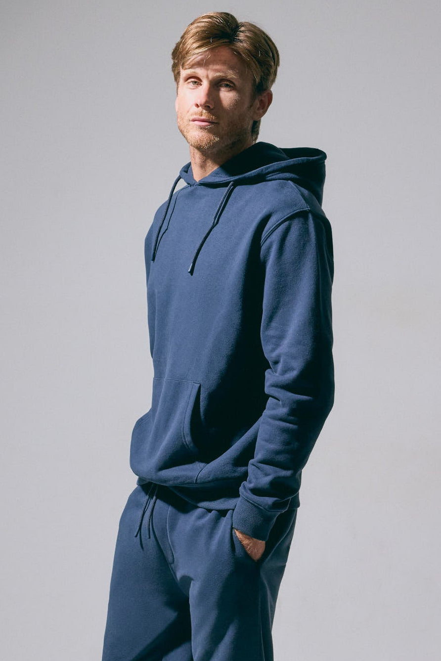 Sweatshirt desportiva de homem azul-marinho cardada com meio fecho