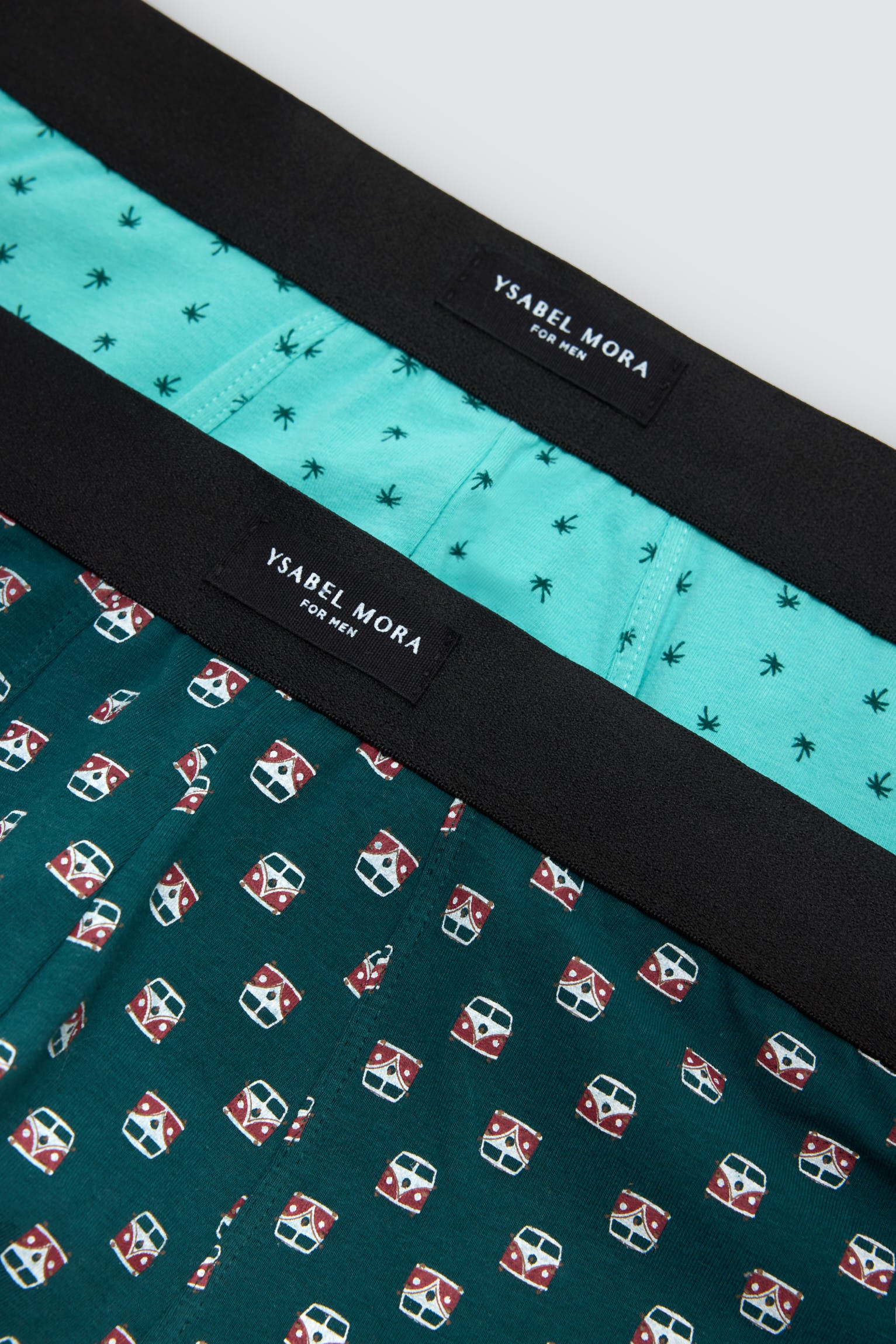 Conjunto de 2 cuecas boxer com estampas sortidas: caravana e palmeira.