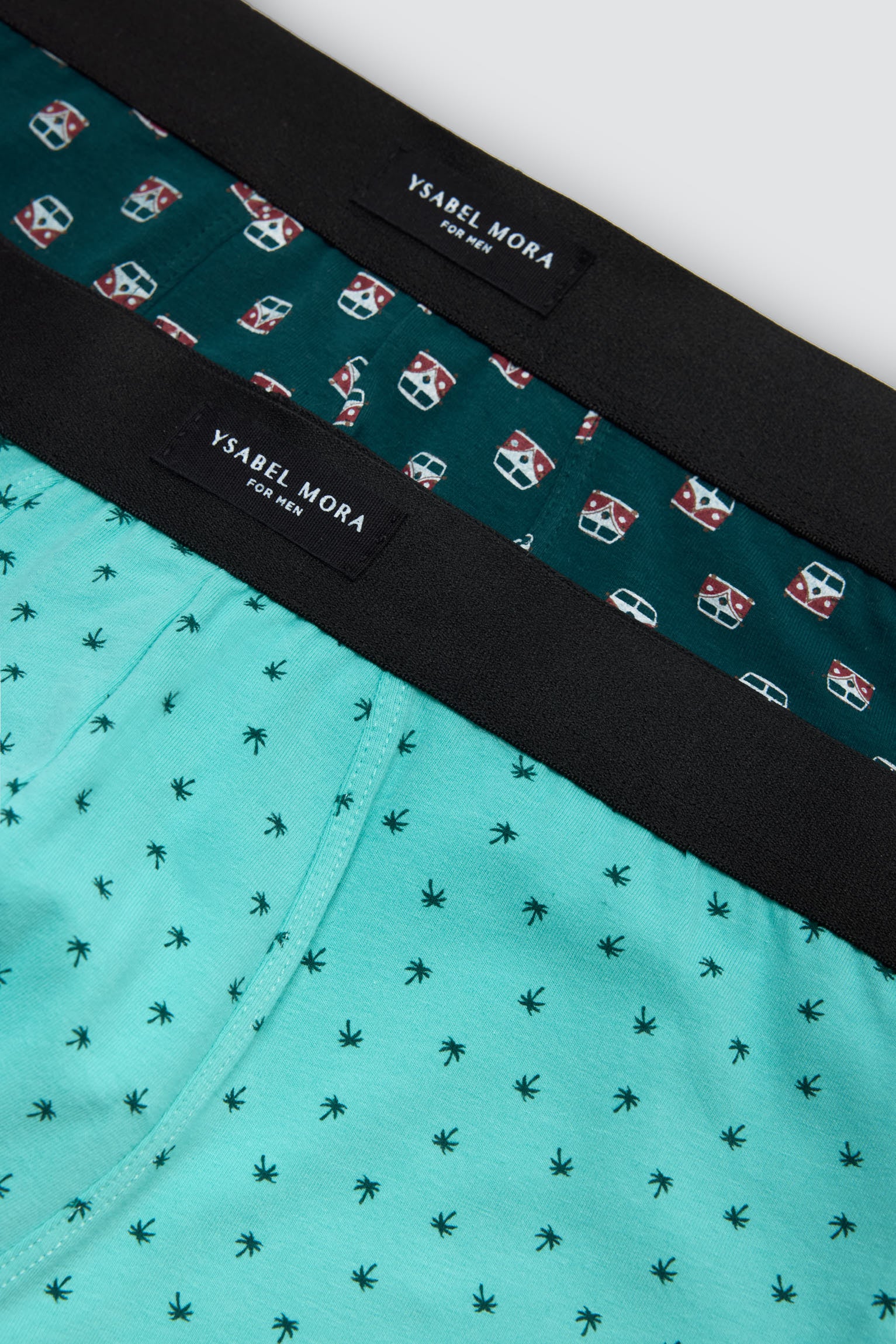 Conjunto de 2 cuecas boxer com estampas sortidas: caravana e palmeira.