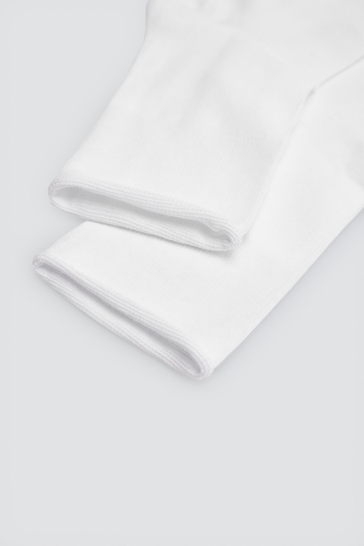 Pacote com 3 pares de meias brancas básicas até o joelho