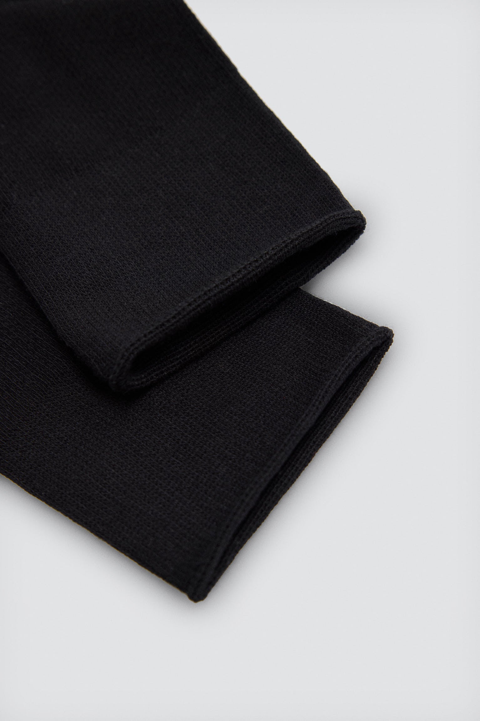 Pacote com 3 pares de meias pretas básicas até o joelho.