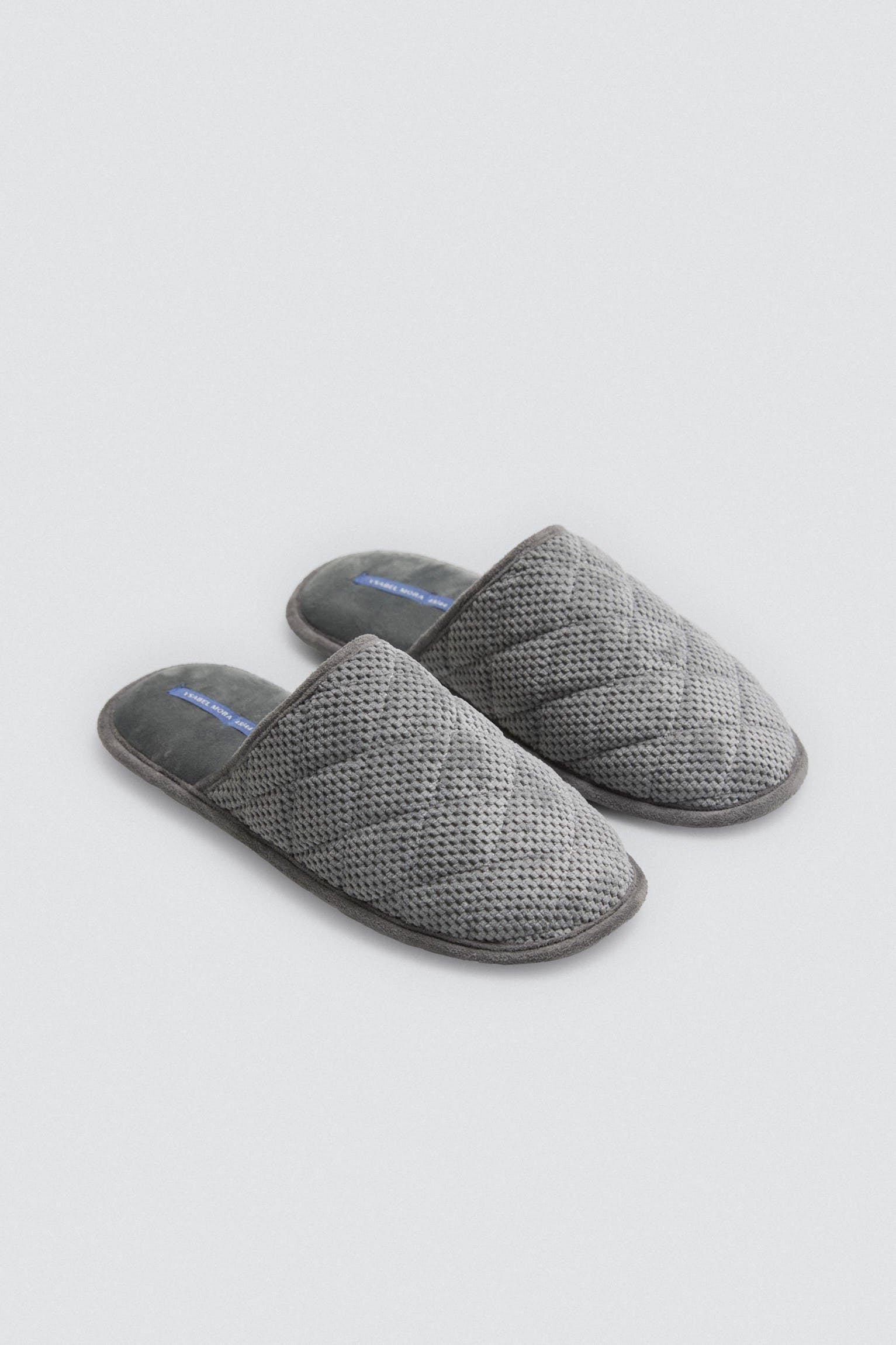 24075-2-zapatilla-de-casa-acolchada-y-aterciopelada-gris