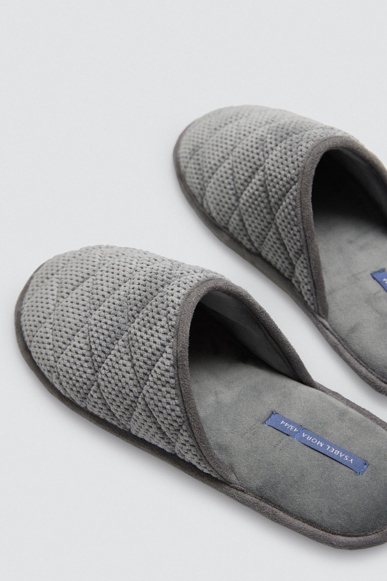 24075-5-zapatilla-de-casa-acolchada-y-aterciopelada-gris