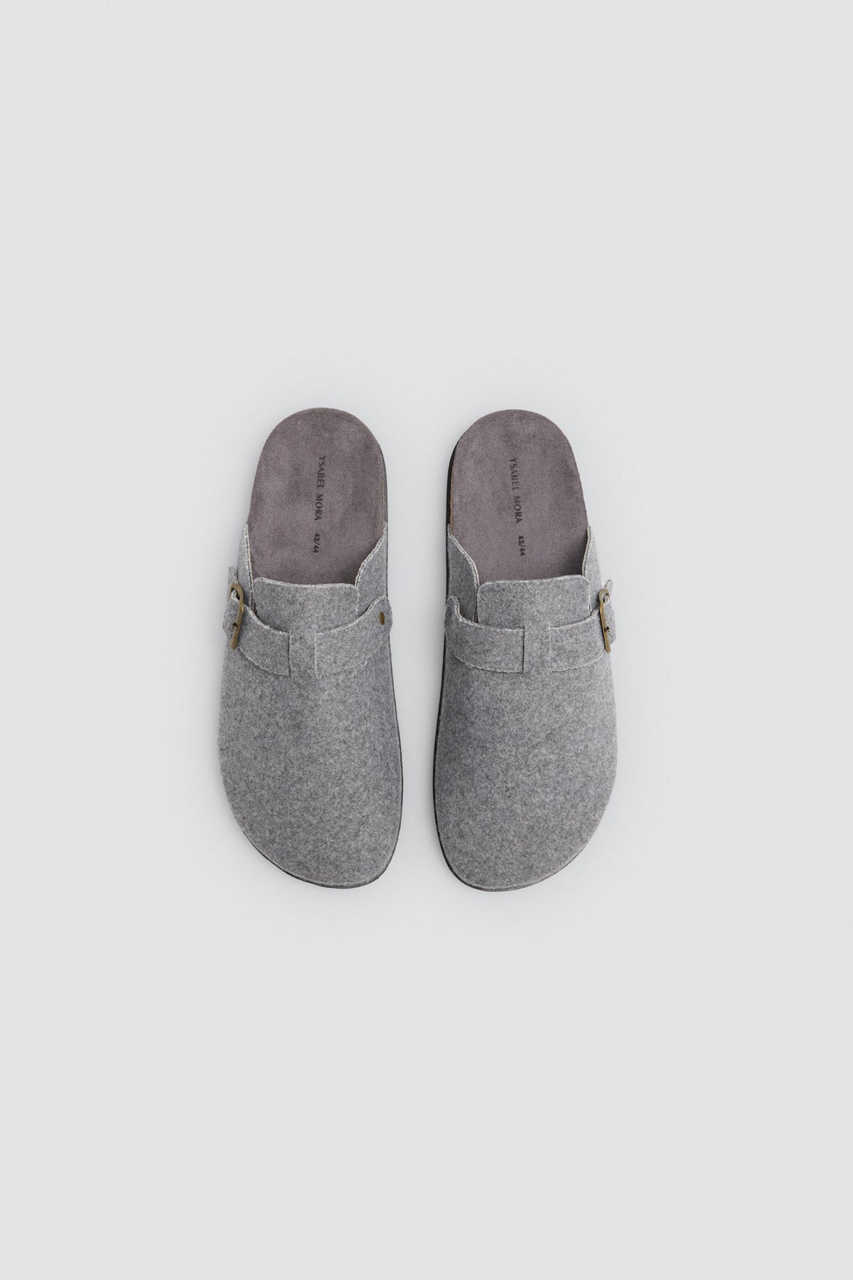 Zapatillas de casa tejido tipo fieltro con hebilla gris