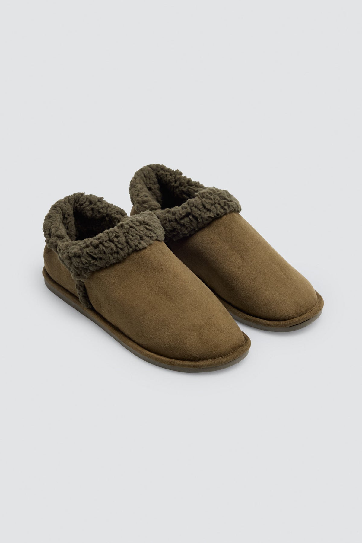 Botas de casa de homem verdes em sherpa