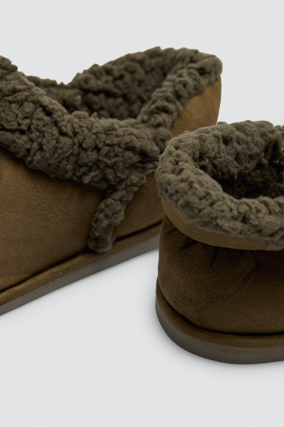 Botas de casa de homem verdes em sherpa