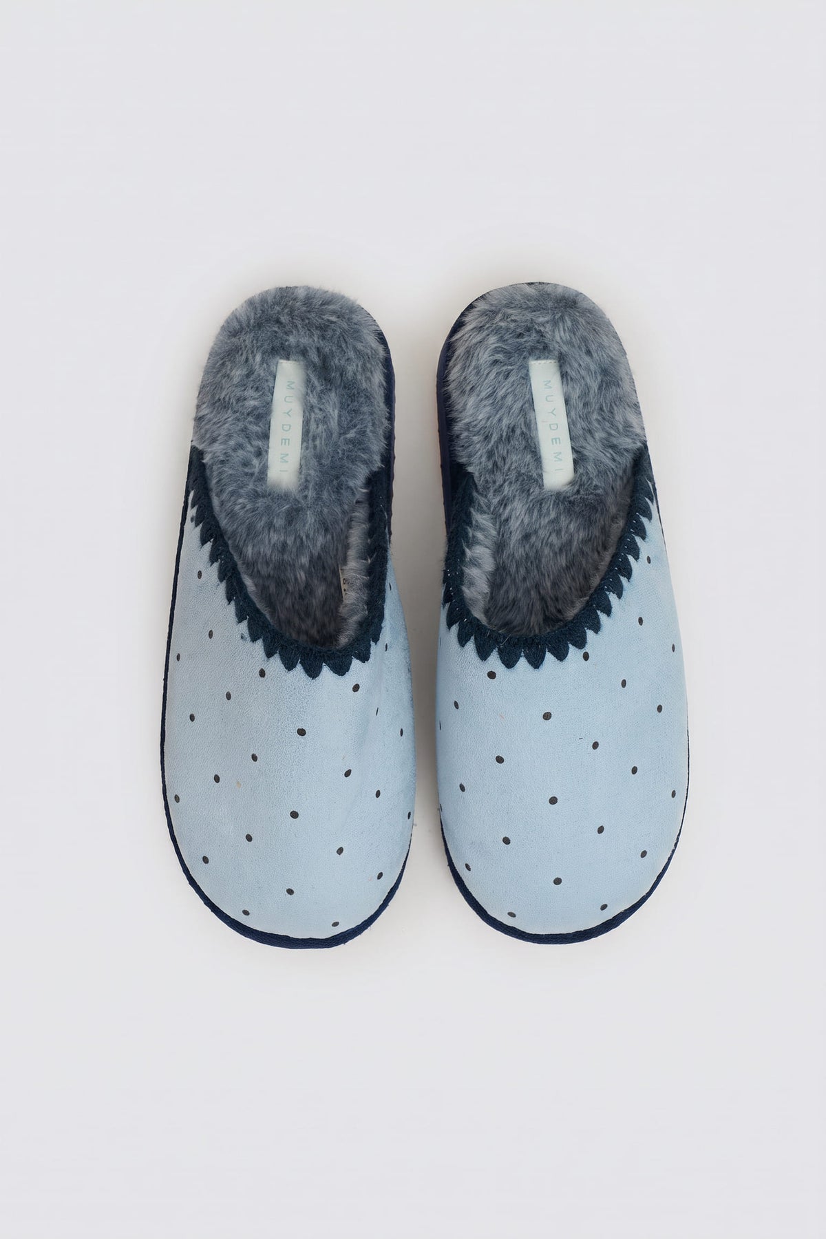 Pantufas azuis com estampado de bolinhas