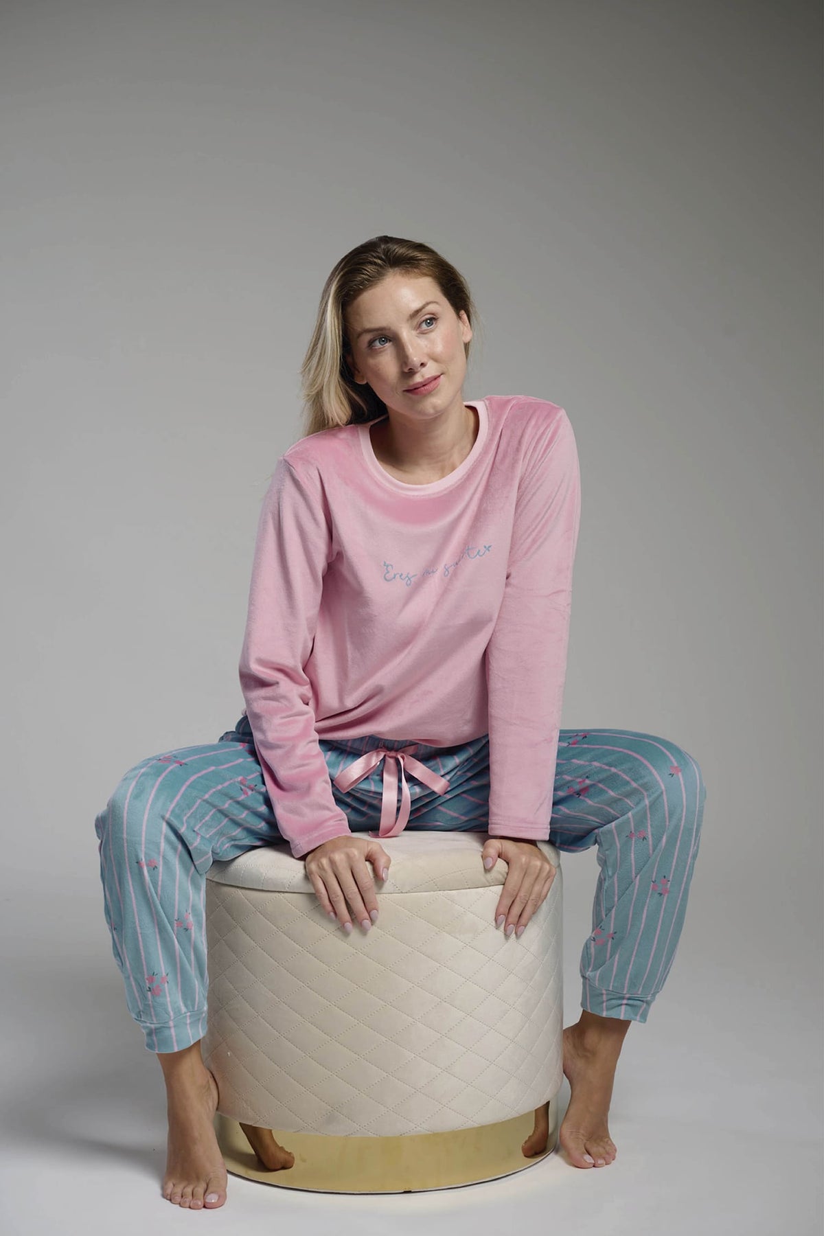 26208-pijama-largo-de-terciopelo-mujer-camiseta-rosa-y-pantalon-estampado