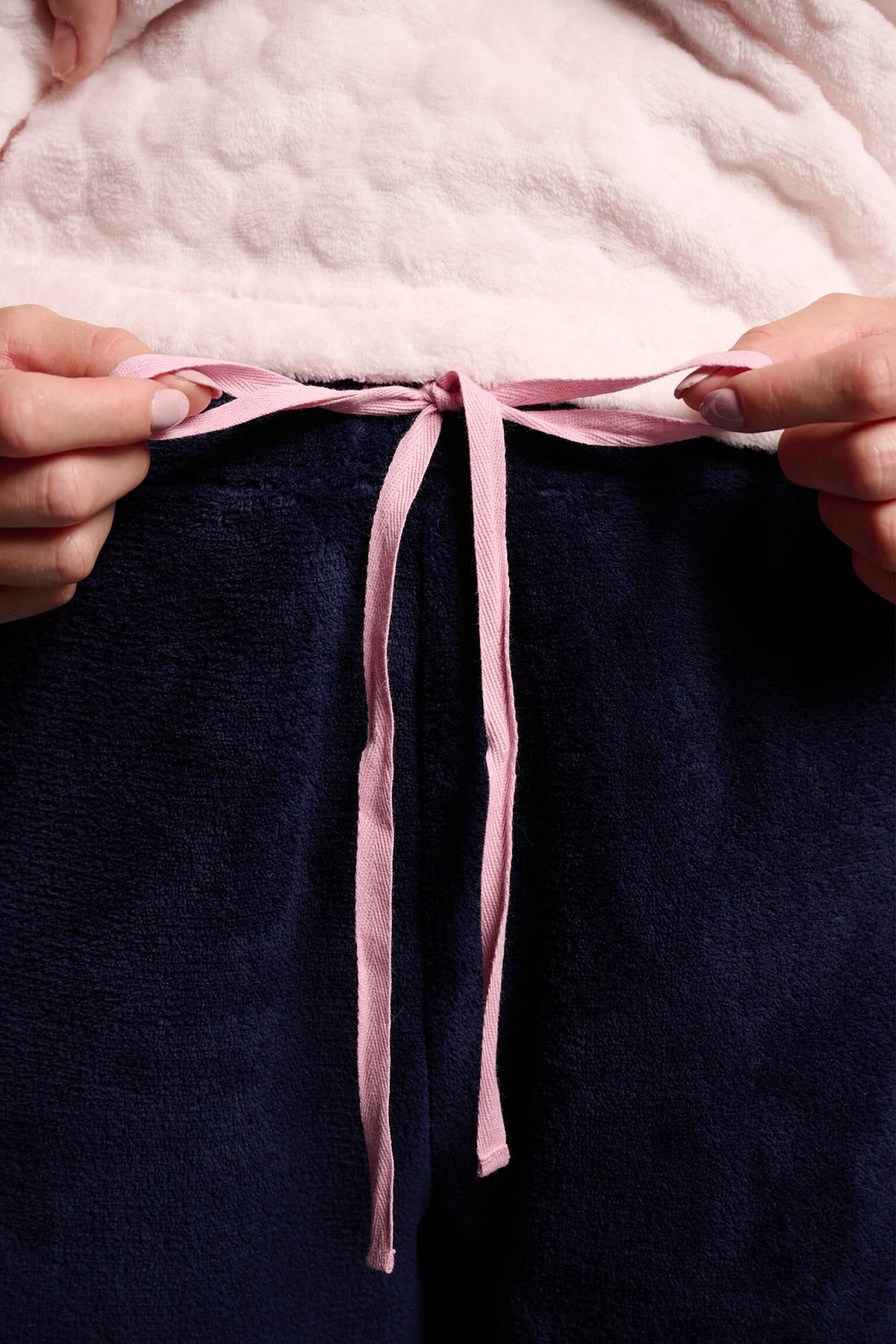 26221-pijama-largo-polar-coralina-mujer-lazo